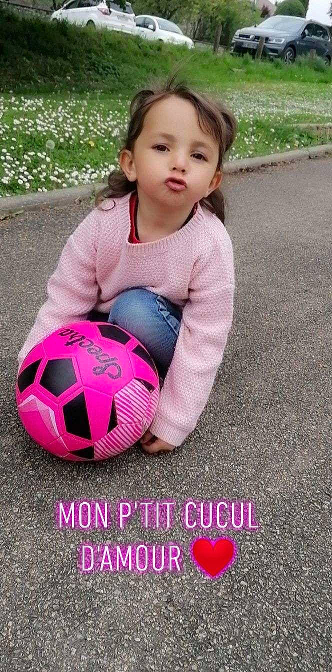Lise a rejoint le concours — aidez-le/la à gagner de superbes lots ! arm, baby_toddler_clothing, ball, child, face, football, grass, hand, happy, head, leg, leisure, people_in_nature, person, photograph, pink, player, soccer, sports_equipment, sports_gear