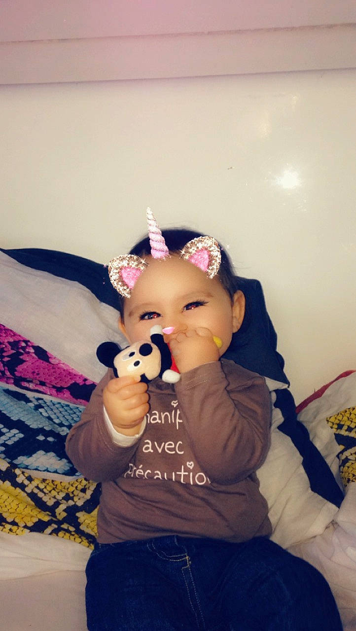 Kelsy participe au concours pour gagner de l'argent avec cette photo : child, cool, ear, face, fun, hair_accessory, happiness, head, headgear, joy, nose, person, product, sitting, smile, toddler