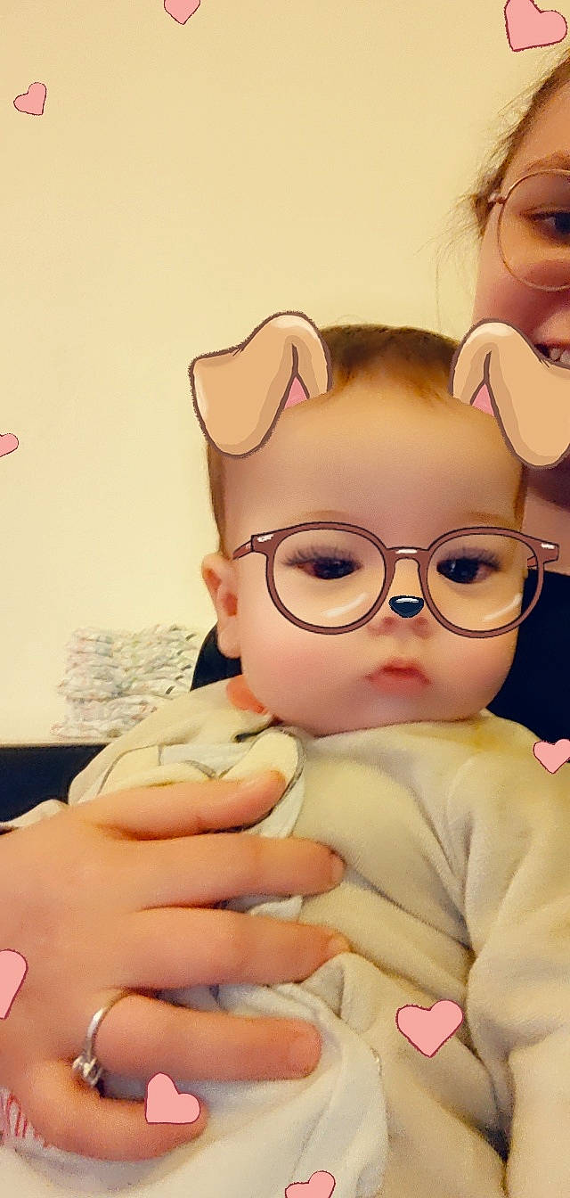 Elly participe au concours pour gagner de l'argent avec cette photo : art, cheek, child, chin, eyebrow, eyelash, eyewear, finger, forehead, fun, gesture, happy, head, jaw, mouth, nose, person, skin, thumb, toy