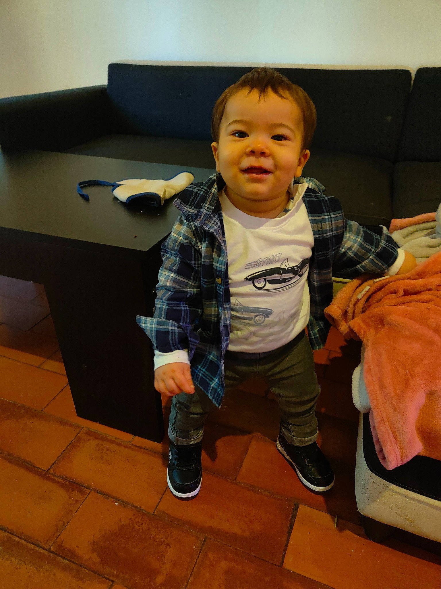 Elly a rejoint le concours — aidez-le/la à gagner de superbes lots ! baby, baby_toddler_clothing, bag, child, comfort, floor, flooring, fun, hardwood, luggage_and_bags, person, room, sitting, sleeve, smile, sneakers, standing, t_shirt, thumb, toddler