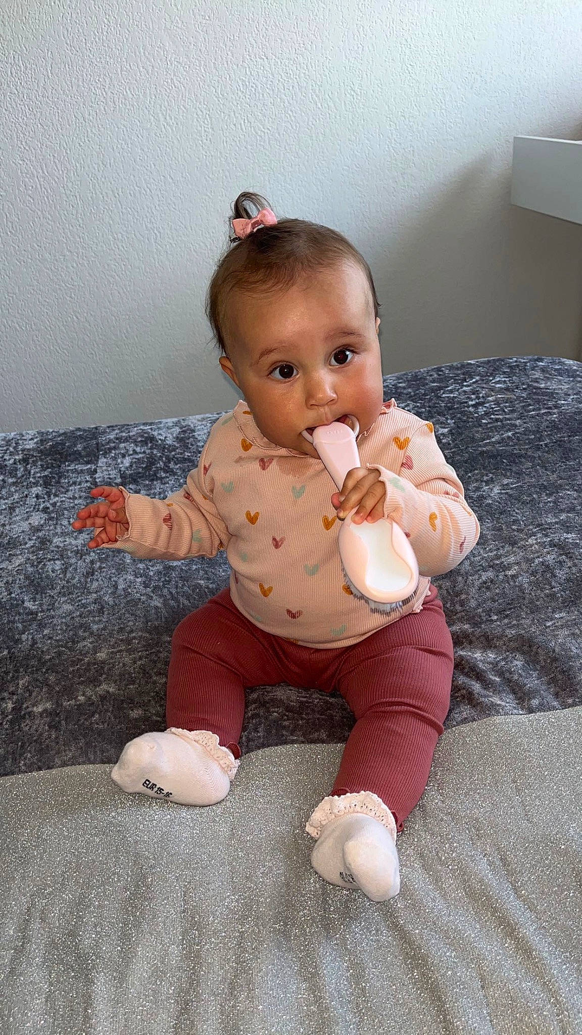 Ines a rejoint le concours — aidez-le/la à gagner de superbes lots ! baby, baby_toddler_clothing, barefoot, cheek, chin, comfort, eye, finger, flash_photography, floor, flooring, foot, happy, human_body, iris, person, skin, sleeve, stomach, surprise