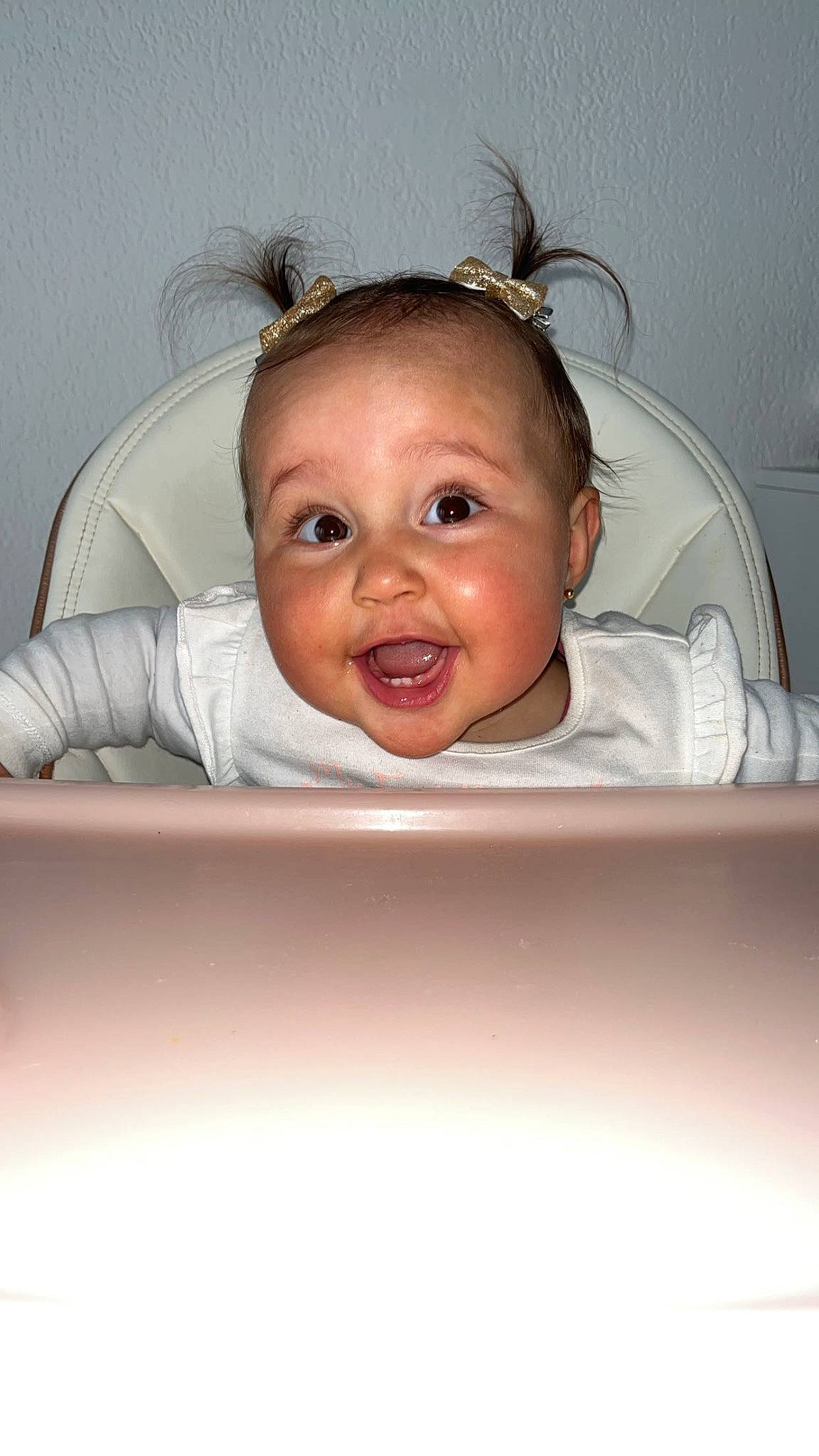 Ines participe au concours pour gagner de l'argent avec cette photo : baby, bathing, bed, cheek, chin, comfort, ear, eyebrow, eyelash, flash_photography, hairstyle, happy, iris, linens, lip, mouth, nose, person, skin, smile