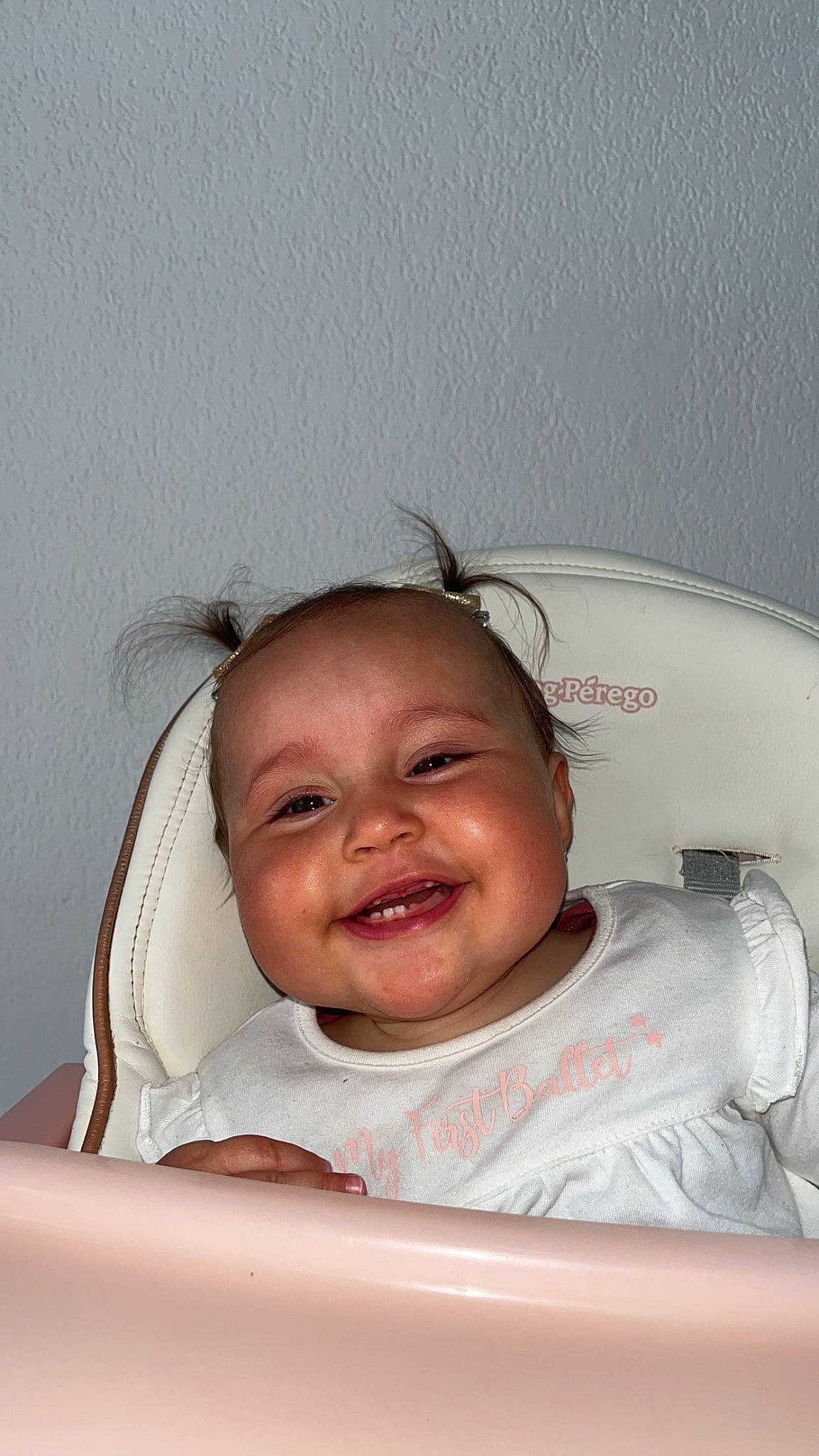 Ines participe au concours pour gagner de l'argent avec cette photo : baby, baby_laughing, cheek, child, comfort, ear, eye, eyebrow, eyelash, fun, happy, iris, joy, laugh, linens, lip, nose, person, room, skin