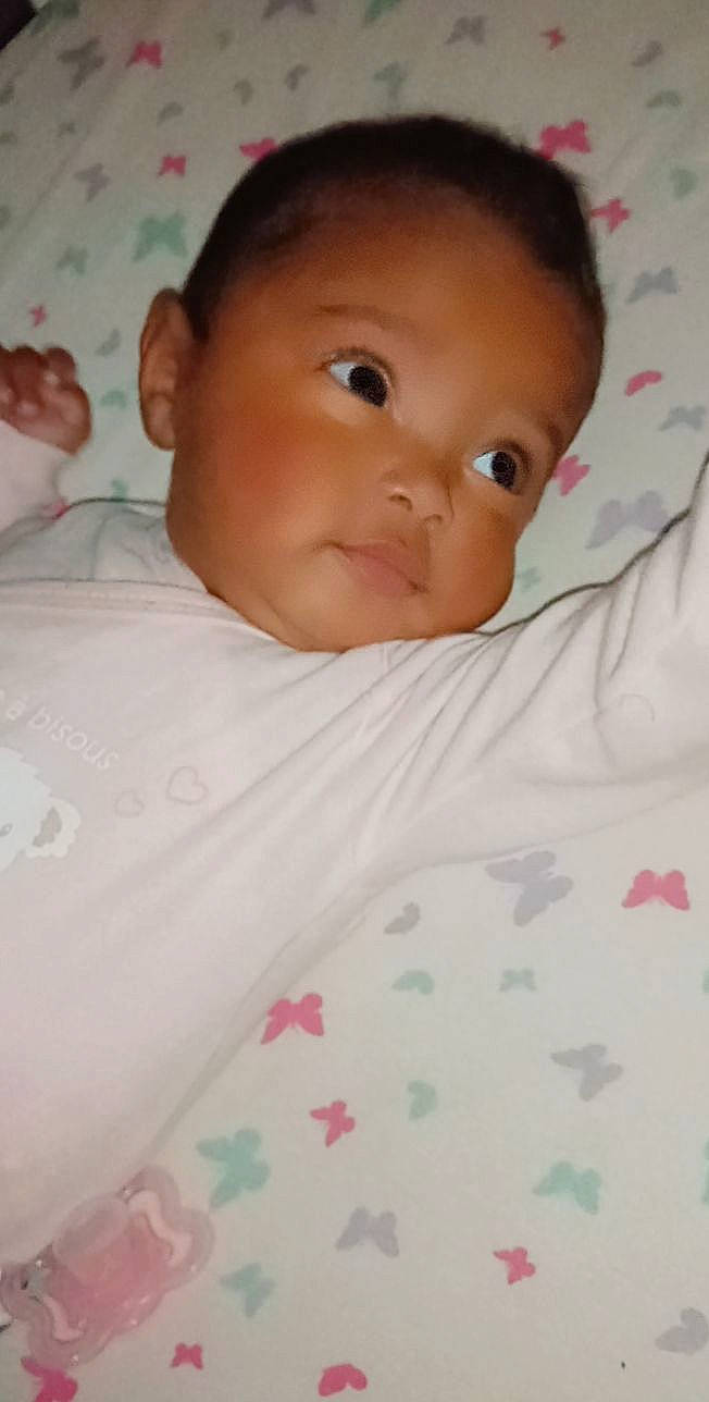 Kataléna a rejoint le concours — aidez-le/la à gagner de superbes lots ! baby, cheek, child, chin, comfort, eye, eyebrow, eyelash, forehead, human_body, iris, lip, mouth, neck, nose, person, pink, skin, smile, textile