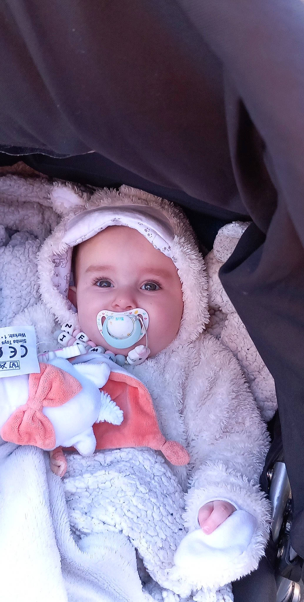 Mayline participe au concours pour gagner de l'argent avec cette photo : baby, baby_products, baby_toddler_clothing, carmine, cheek, comfort, eye, eyelash, fun, head, headwear, human_body, iris, lip, nose, person, sitting, skin, sleeve, textile