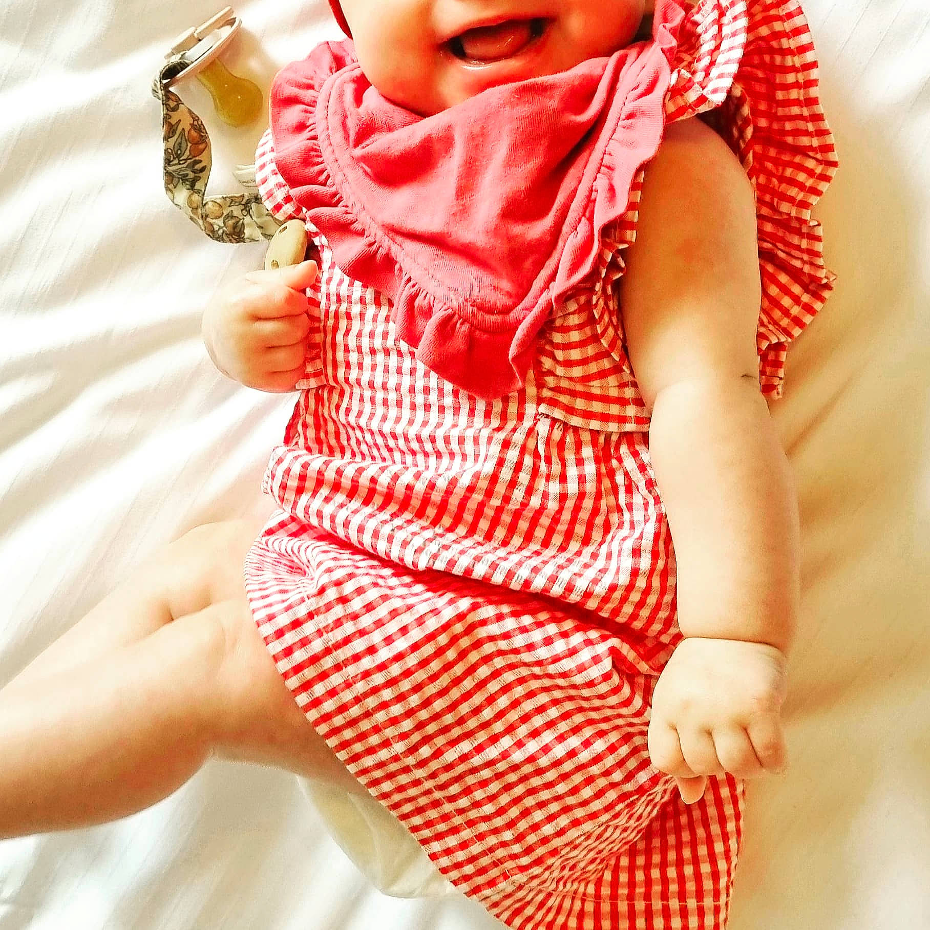 Victoria a rejoint le concours — aidez-le/la à gagner de superbes lots ! baby_toddler_clothing, collar, day_dress, dress, finger, gesture, joint, nail, neck, one_piece_garment, outerwear, person, plaid, product, shoulder, skin, sleeve, standing, textile, thumb