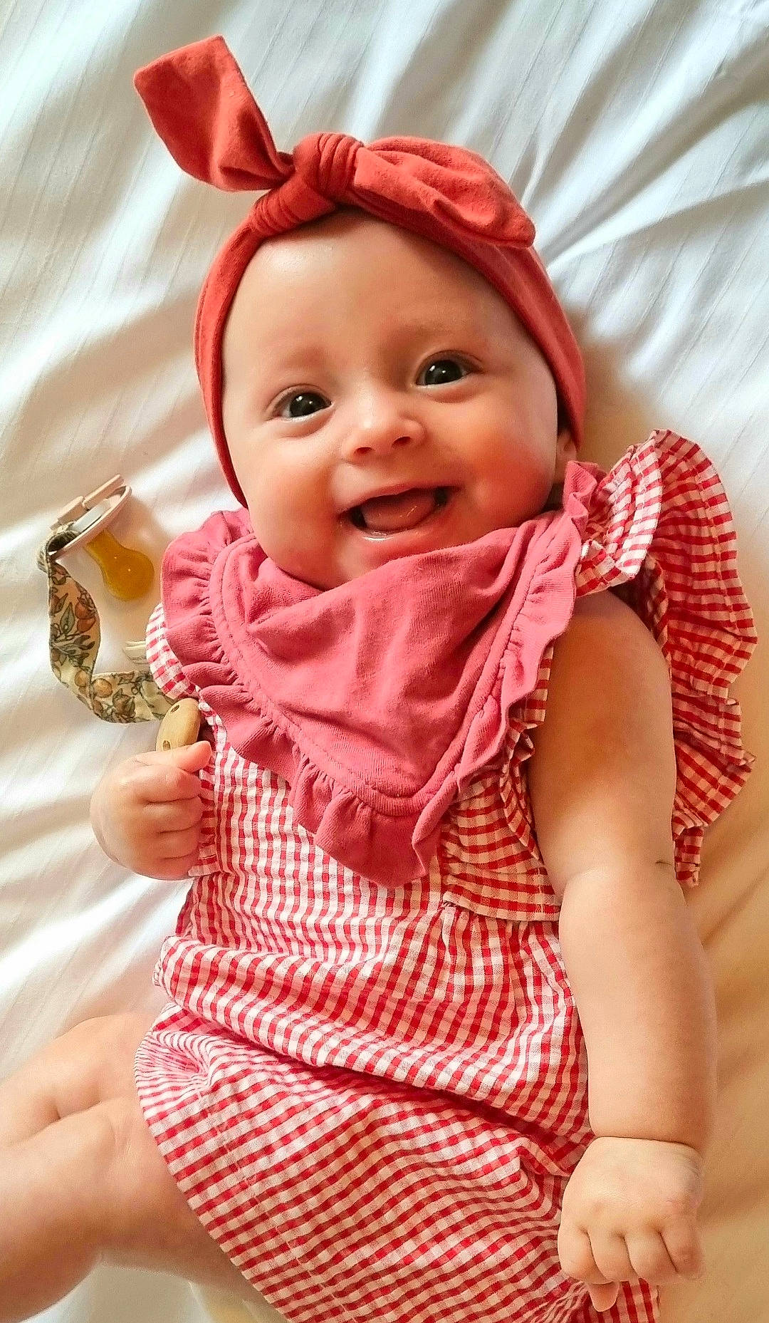 Victoria a rejoint le concours — aidez-le/la à gagner de superbes lots ! baby, baby_toddler_clothing, cap, child, costume_hat, dress, face, fun, gesture, happy, headwear, joy, lip, magenta, mouth, pattern, person, pink, skin, sleeve