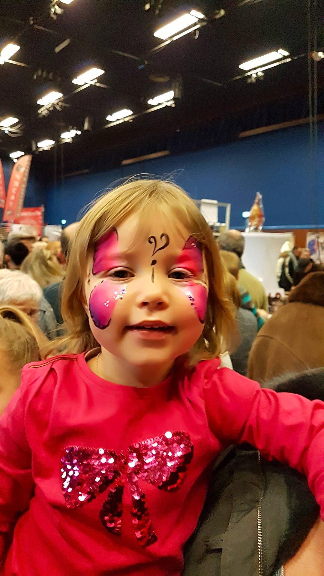 Leonie a rejoint le concours — aidez-le/la à gagner de superbes lots ! blond, child, facial_expression, fun, girl, happiness, head, human_hair_color, person, pink, product, smile