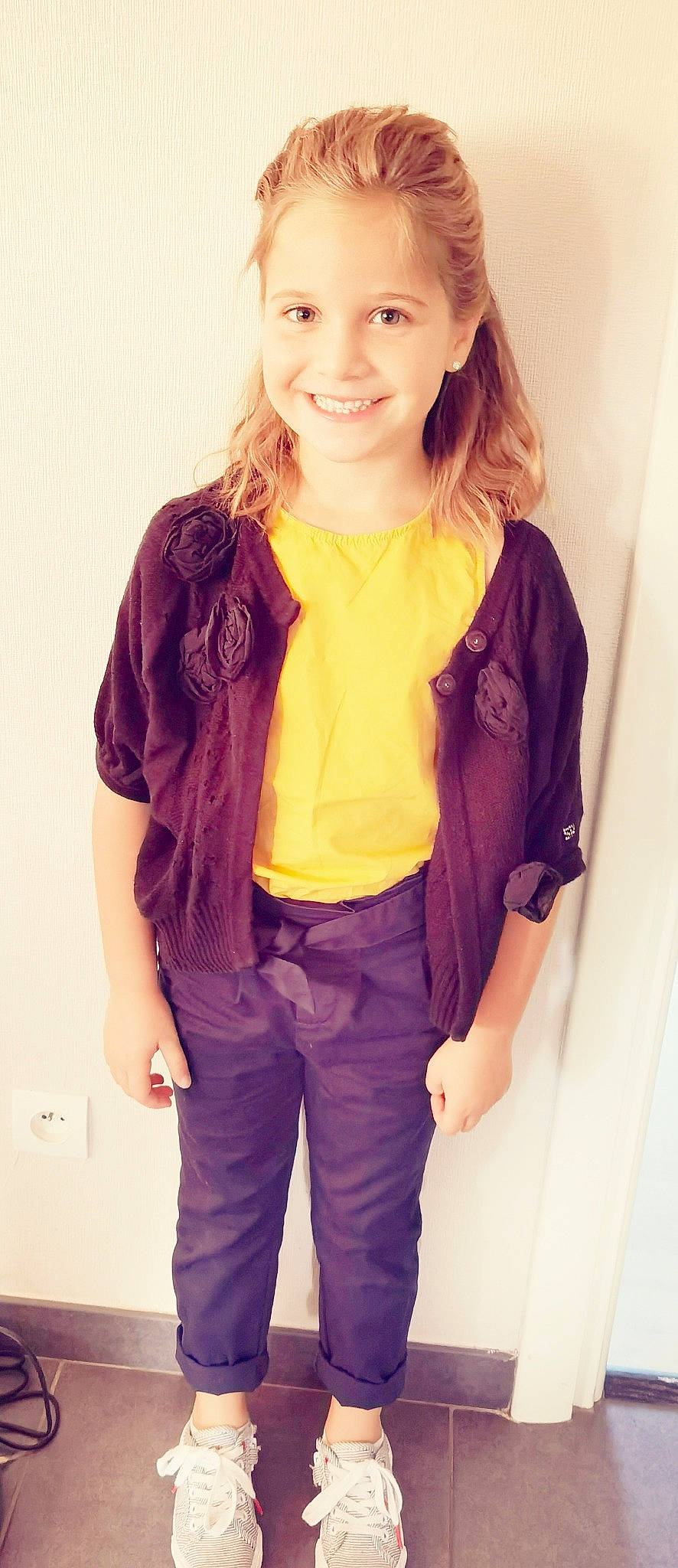 Louane a rejoint le concours — aidez-le/la à gagner de superbes lots ! clothing, collar, cool, fashion_design, hair, happy, joy, neck, outerwear, person, pink, purple, shoulder, sleeve, smile, standing, street_fashion, t_shirt, textile, thigh