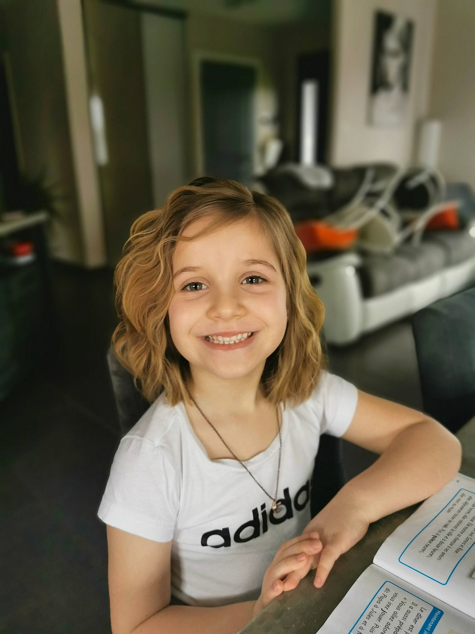 Louane a rejoint le concours — aidez-le/la à gagner de superbes lots ! audio_equipment, automotive_design, chair, child, computer_keyboard, electronic_device, engineering, flash_photography, fun, gadget, happy, joy, office_equipment, office_supplies, person, portrait_photography, room, sitting, smile, t_shirt