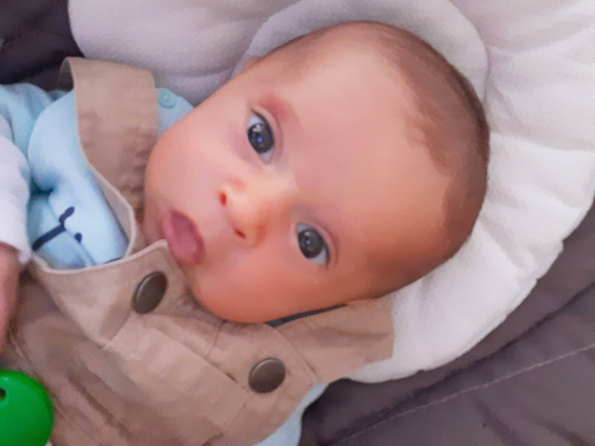 Gino a rejoint le concours — aidez-le/la à gagner de superbes lots ! baby, baby_toddler_clothing, cheek, child, chin, close_up, comfort, eye, eyebrow, facial_expression, head, iris, lip, mouth, nose, person, product, skin, sleeve, textile