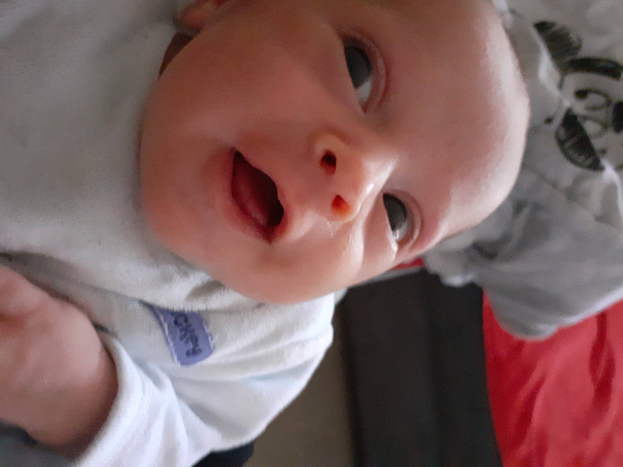 Gino participe au concours pour gagner de l'argent avec cette photo : baby, baby_toddler_clothing, cheek, collar, ear, eye, eyebrow, eyelash, finger, gesture, happy, human_body, iris, jaw, lip, nose, person, skin, sleeve, smile