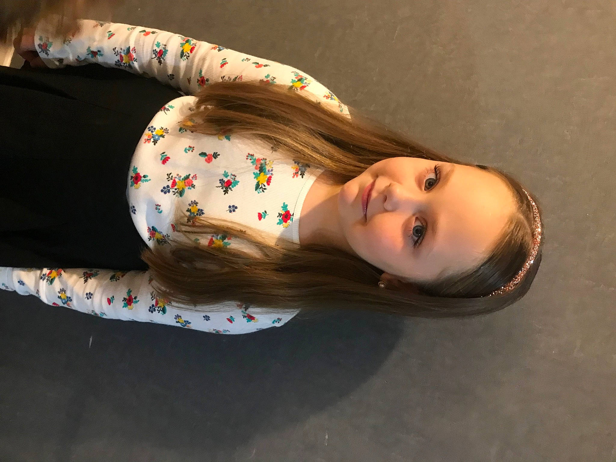 Adalinda a rejoint le concours — aidez-le/la à gagner de superbes lots ! brown_hair, comfort, elbow, eye, eyelash, face, fashion_accessory, flash_photography, hair_coloring, happy, human_body, human_leg, joy, lip, long_hair, neck, nose, pattern, person, sleeve