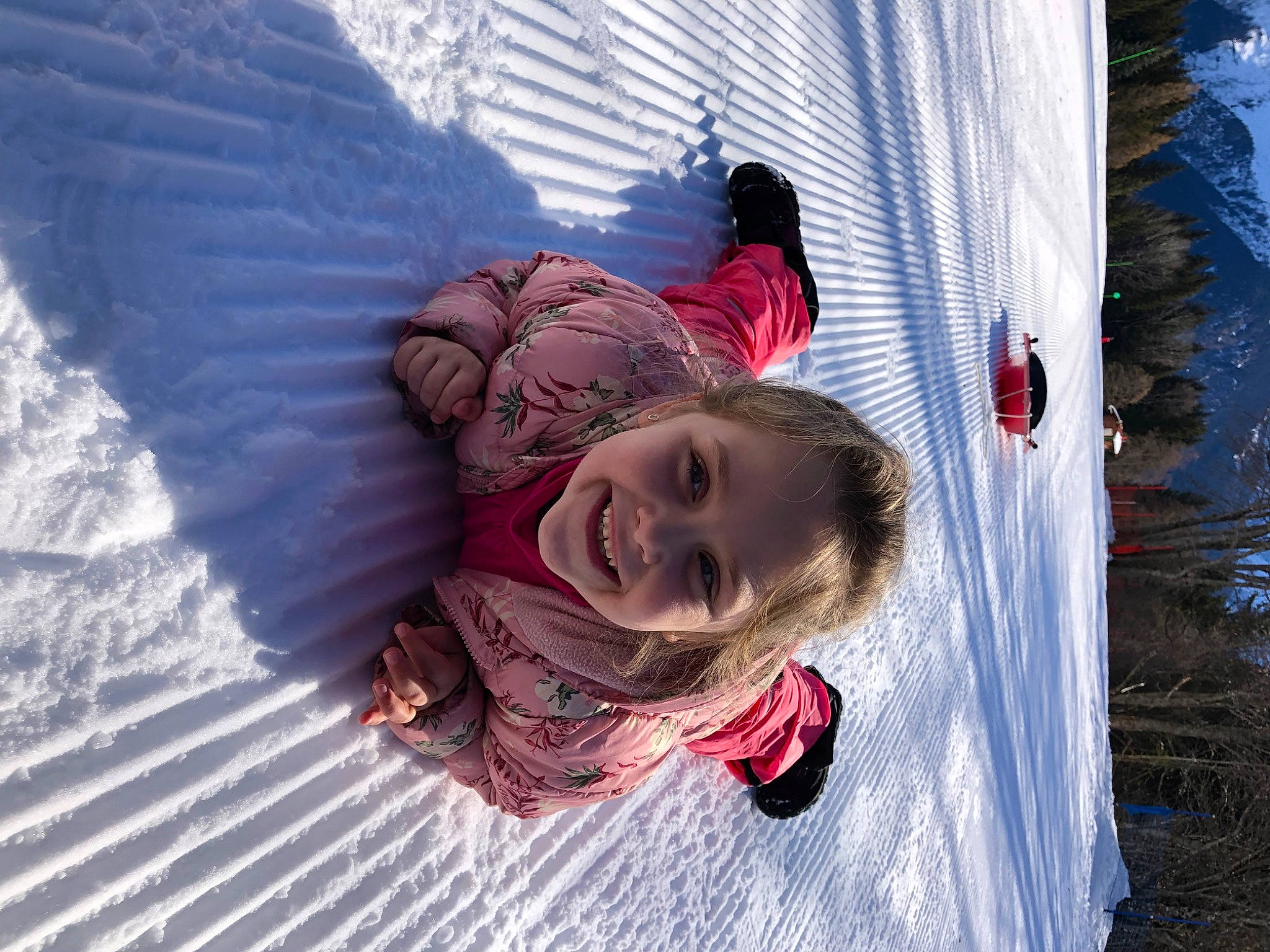 Adalinda a rejoint le concours — aidez-le/la à gagner de superbes lots ! child, electric_blue, freezing, fun, happy, joy, lake, laugh, leisure, magenta, people_in_nature, person, plant, recreation, smile, snow, toddler, tree, vacation, water