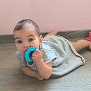 Lyana a rejoint le concours — aidez-le/la à gagner de superbes lots ! baby, blue, casual, child, clothing, curious, cute, face, floor, foot, hand, indoor, infant, lying_down, person, pink_wall, short_hair, skin, teether, wooden_floor