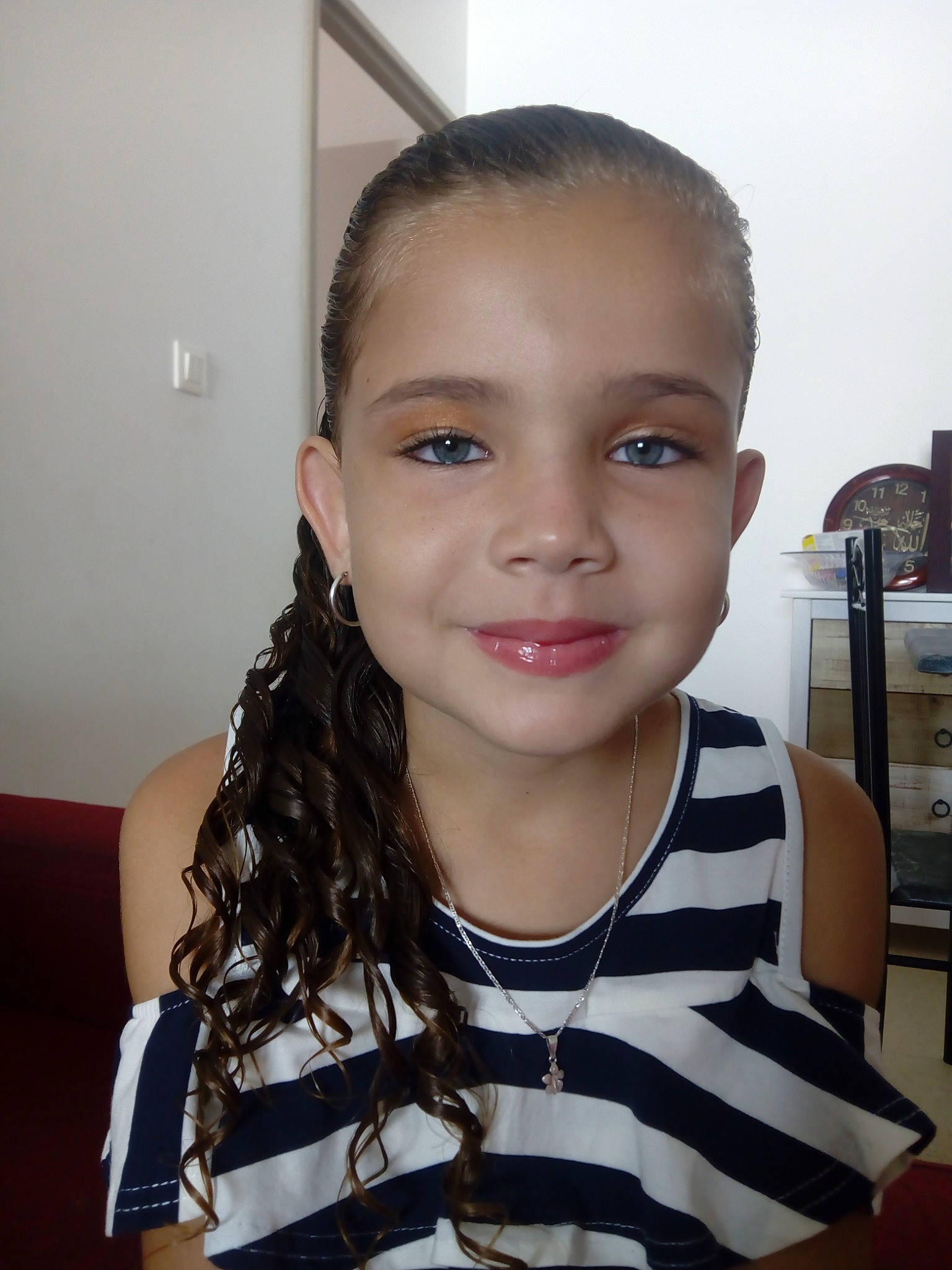 Thea a rejoint le concours — aidez-le/la à gagner de superbes lots ! black_hair, chair, cheek, child, chin, crew_cut, ear, eyebrow, eyelash, forehead, fun, gesture, happy, iris, jaw, joy, neck, nose, person, smile