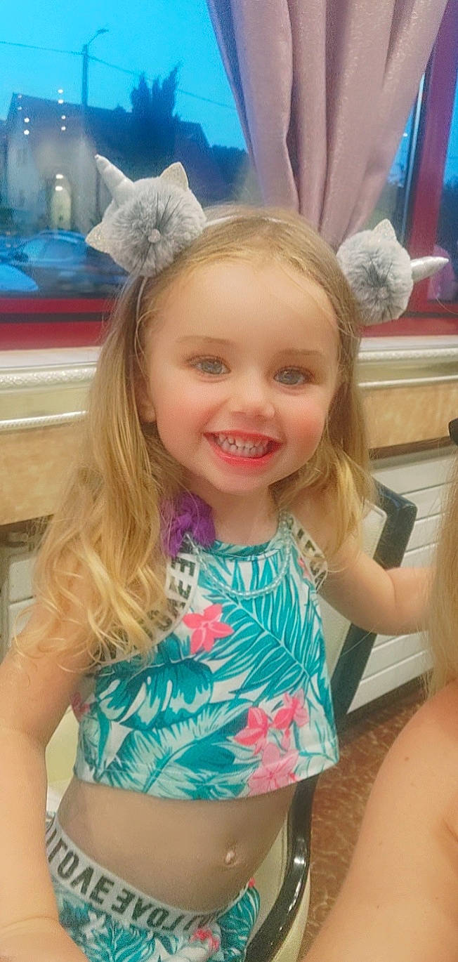 Julia participe au concours pour gagner de l'argent avec cette photo : blue, cheek, chin, eyebrow, face, facial_expression, fun, hair, happy, iris, joy, organ, person, pink, skin, smile, standing, summer, swimwear, textile