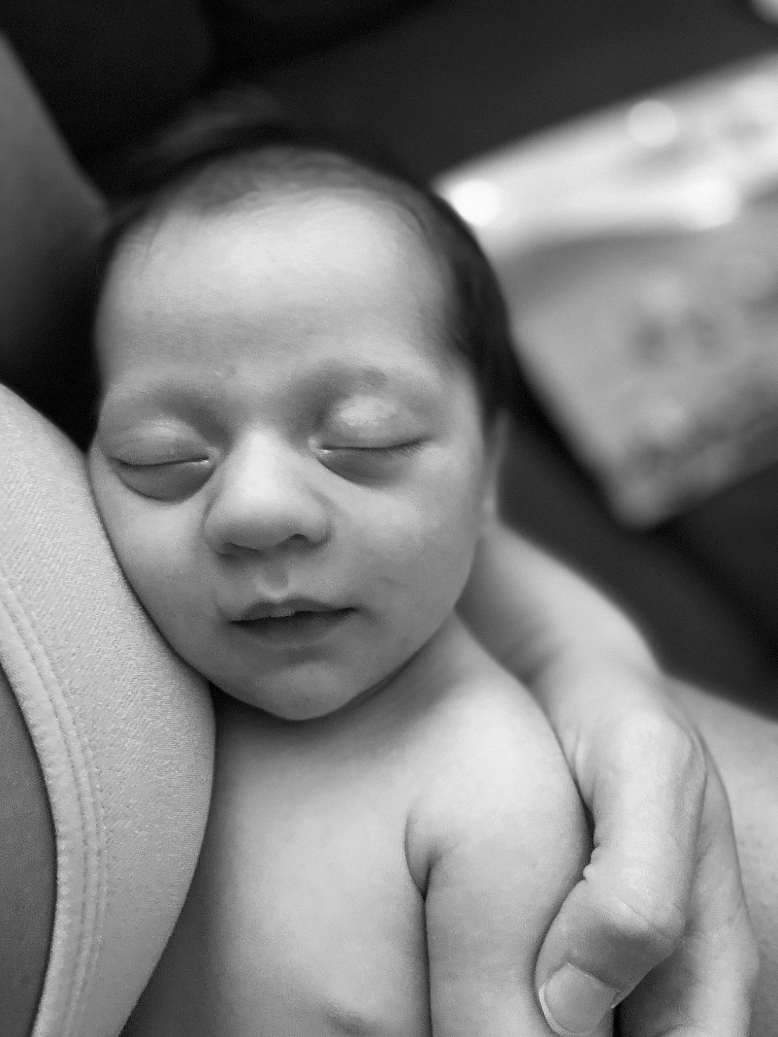 Tommy participe au concours pour gagner de l'argent avec cette photo : baby, cheek, comfort, ear, eye, eyebrow, face, finger, flash_photography, forehead, gesture, hand, happy, human_body, lip, mouth, neck, nose, person, skin