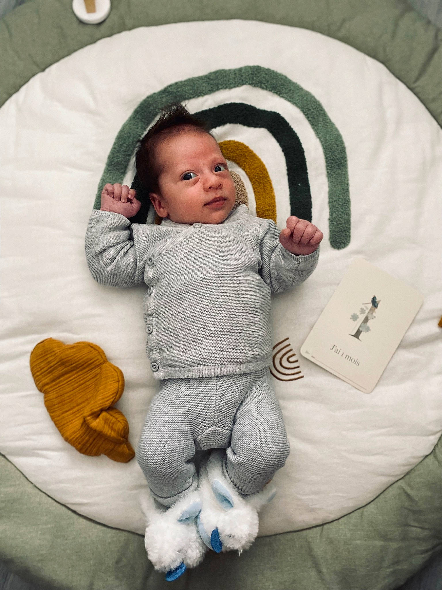 Tommy a rejoint le concours — aidez-le/la à gagner de superbes lots ! arm, baby, baby_products, baby_sleeping, baby_toddler_clothing, chair, child, circle, comfort, facial_expression, foot, fun, grass, linens, person, room, sitting, skin, sleeve, textile