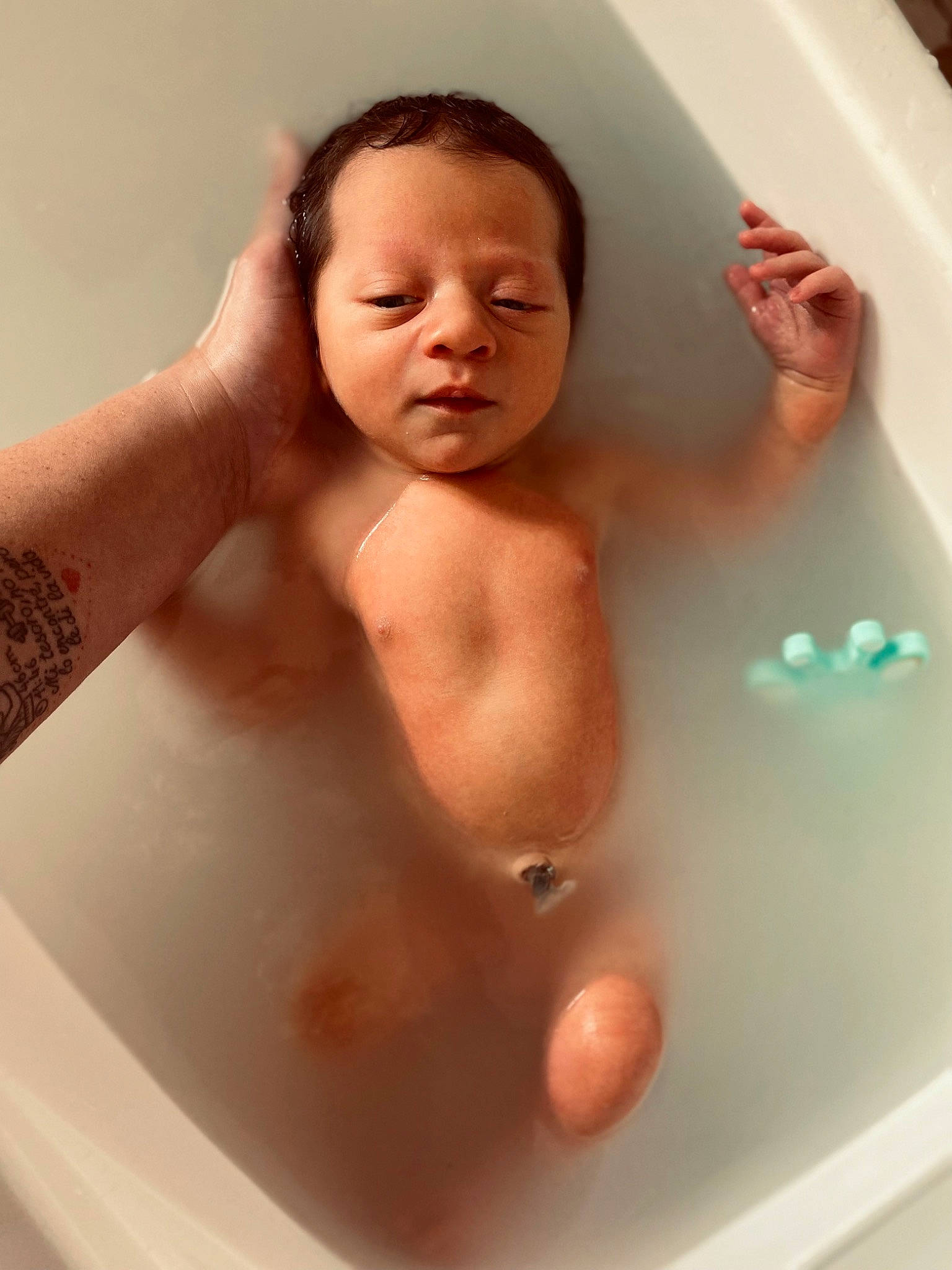 Tommy a rejoint le concours — aidez-le/la à gagner de superbes lots ! baby_bathing, bathing, bathroom, bathtub, cheek, chest, chin, eyebrow, eyelash, finger, fluid, jaw, joint, lip, mouth, muscle, neck, nose, person, skin
