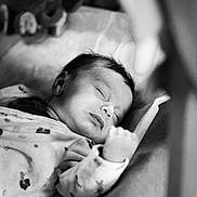 Marceau a rejoint le concours — aidez-le/la à gagner de superbes lots ! baby, sleeping, blanket, infant, black_and_white, portrait, peaceful, child, soft_lighting, close_up, face, resting, cute, newborn, cozy, indoor, calm, peace, toddler, young_child