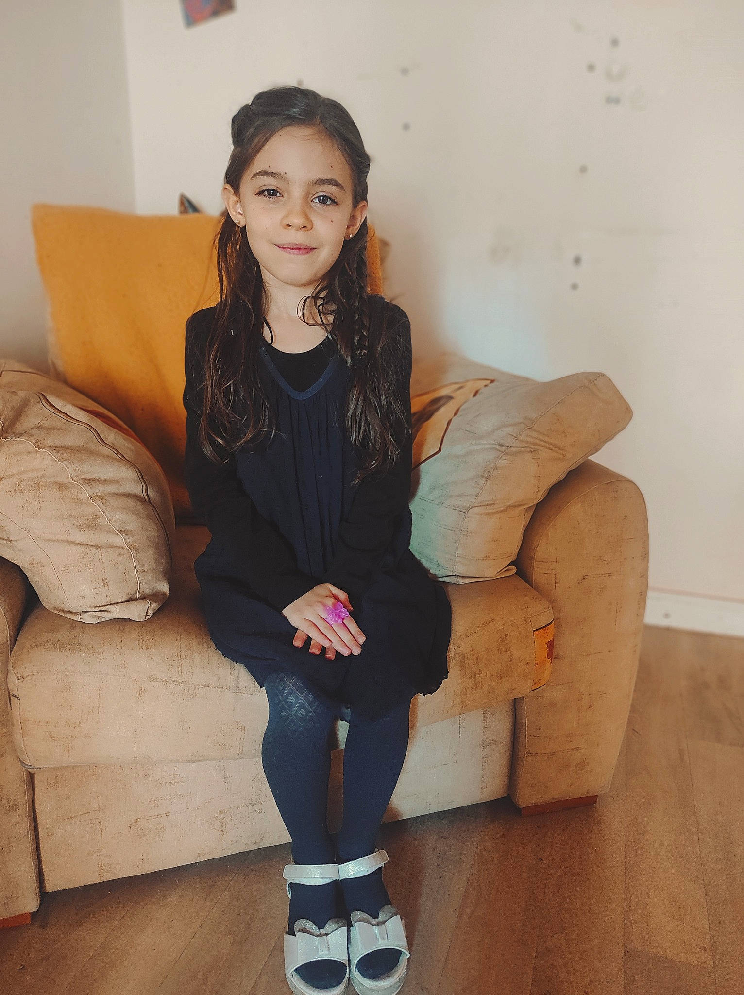 Lyesna participe au concours pour gagner de l'argent avec cette photo : black_hair, blazer, dress, eyewear, face, flash_photography, hair, head, joint, joy, knee, lip, neck, outerwear, person, shoulder, skin, sleeve, street_fashion, thigh