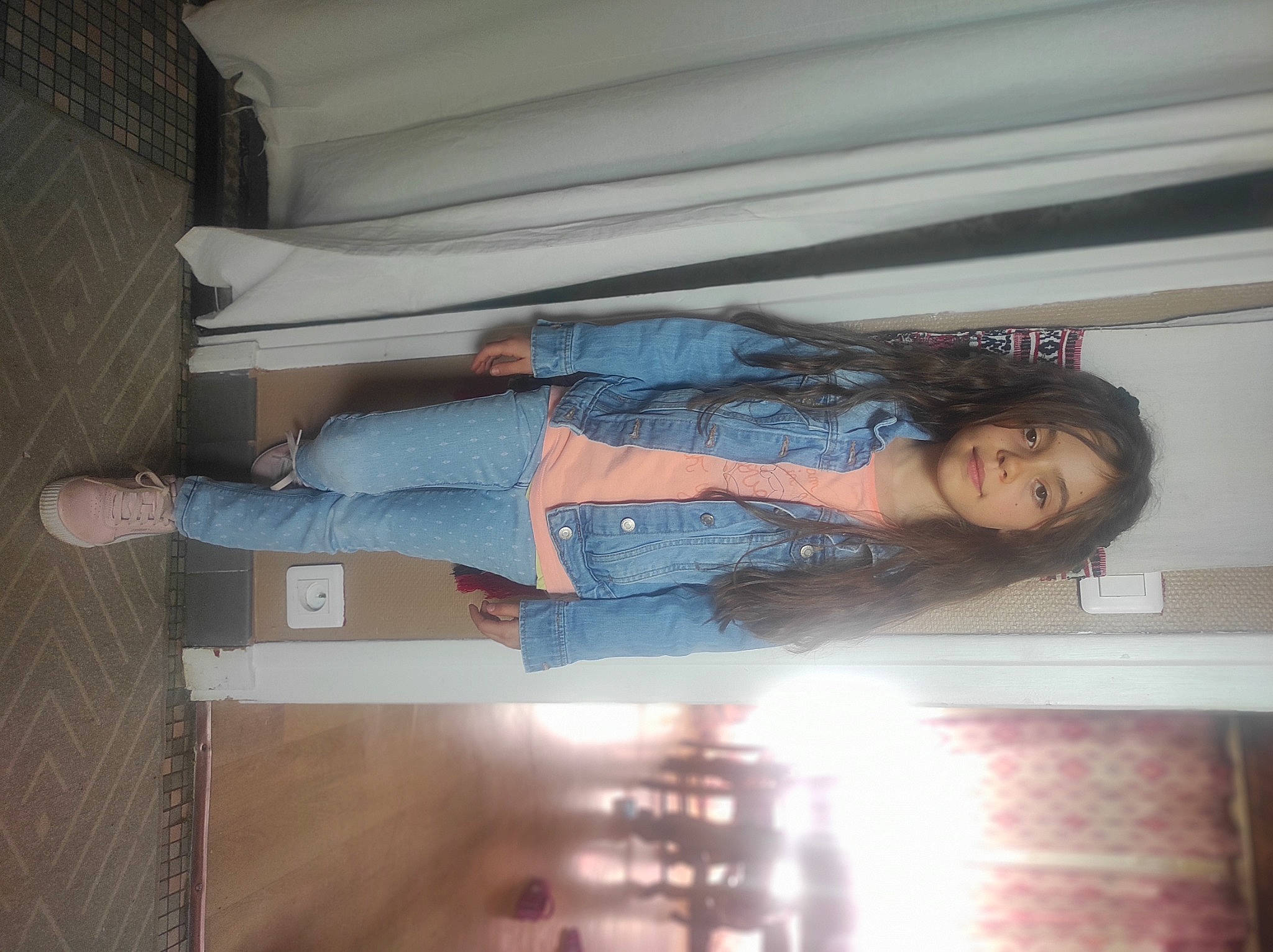 Antonia participe au concours pour gagner de l'argent avec cette photo : ceiling, comfort, denim, elbow, flooring, fun, hardwood, human_leg, person, room, sky, thigh, tints_and_shades, waist, wood