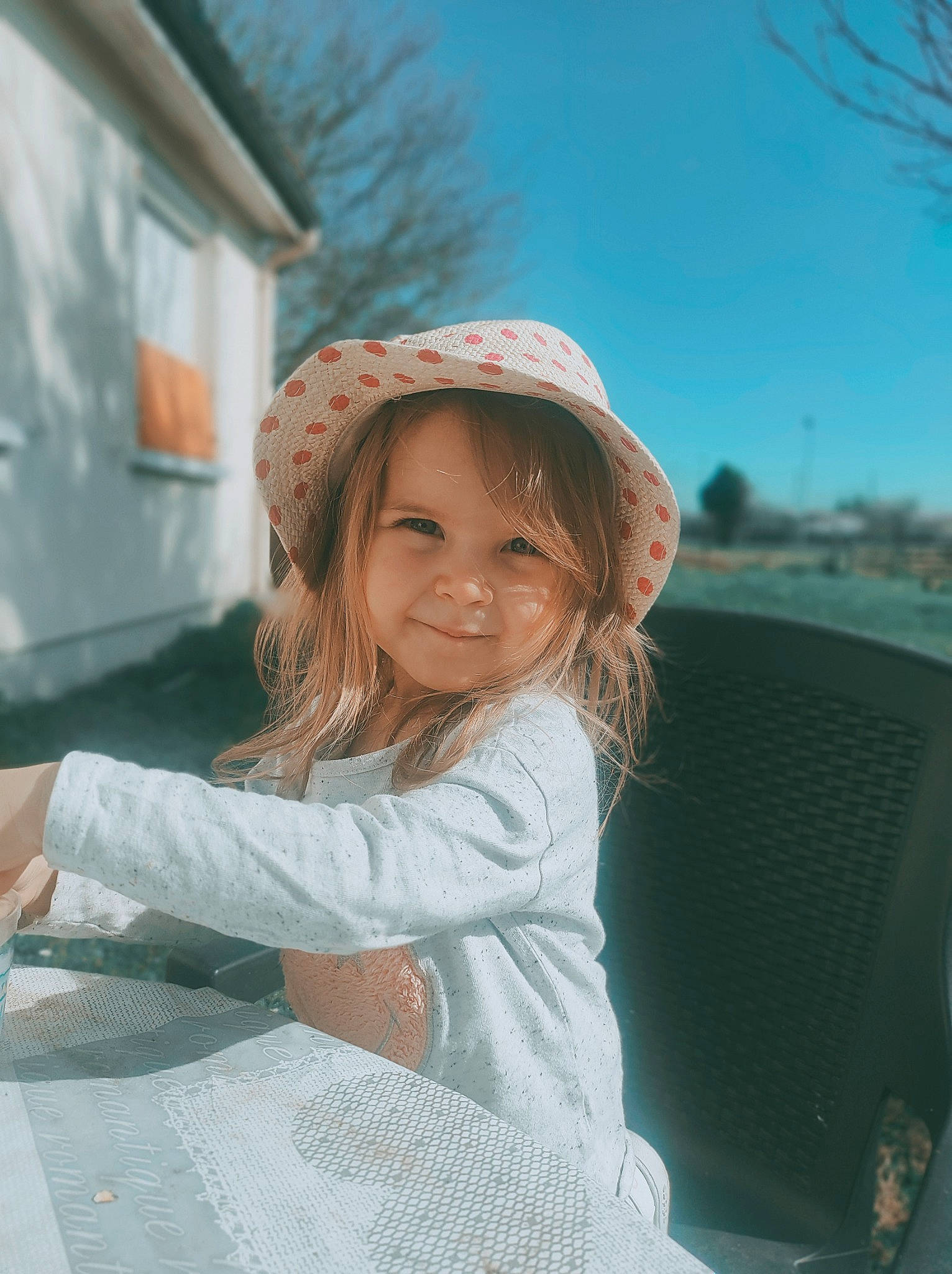 Antonia participe au concours pour gagner de l'argent avec cette photo : automotive_exterior, automotive_lighting, beauty, dress, eye, flash_photography, fun, grass, happy, hat, joy, leisure, motor_vehicle, person, shoulder, sky, smile, sun_hat, toddler, travel