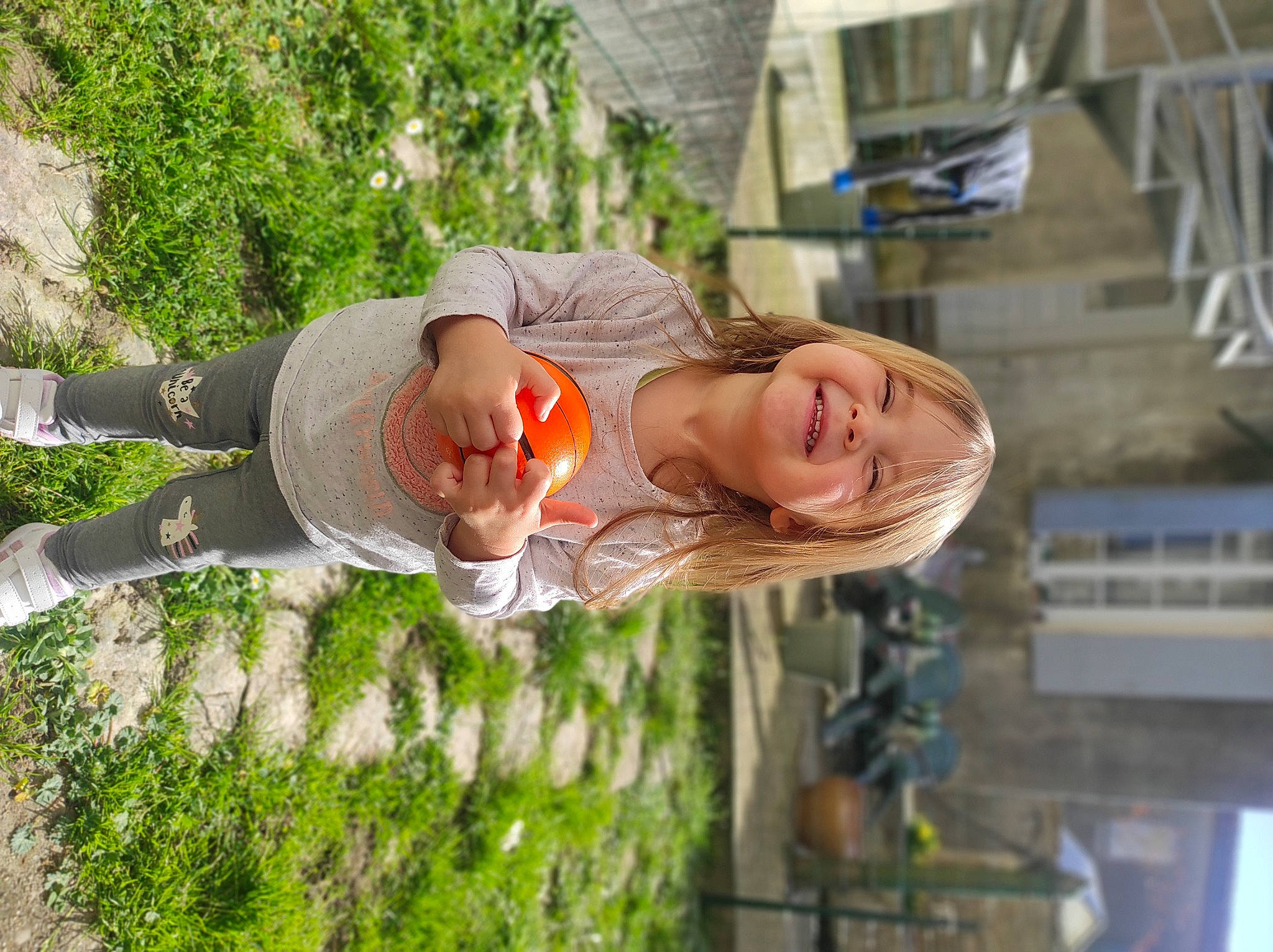 Antonia a rejoint le concours — aidez-le/la à gagner de superbes lots ! child, fun, garden, gesture, grass, happy, joy, leisure, people_in_nature, person, plant, recreation, smile, tree, vacation, water