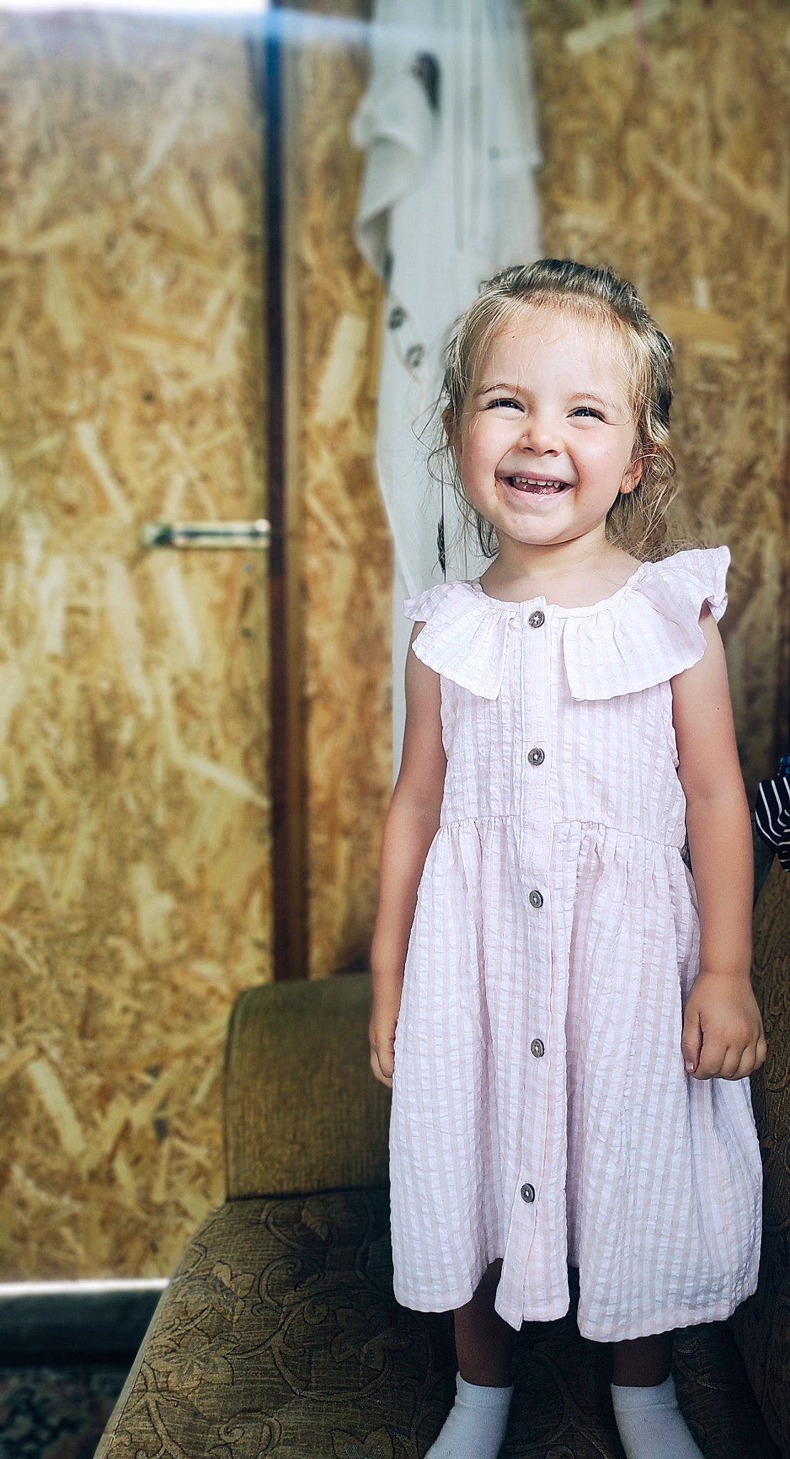 Antonia participe au concours pour gagner de l'argent avec cette photo : button, day_dress, dress, fashion_design, formal_wear, grass, happy, head, iris, jewellery, joy, neck, pattern, person, plant, skin, sleeve, smile, toddler, tree
