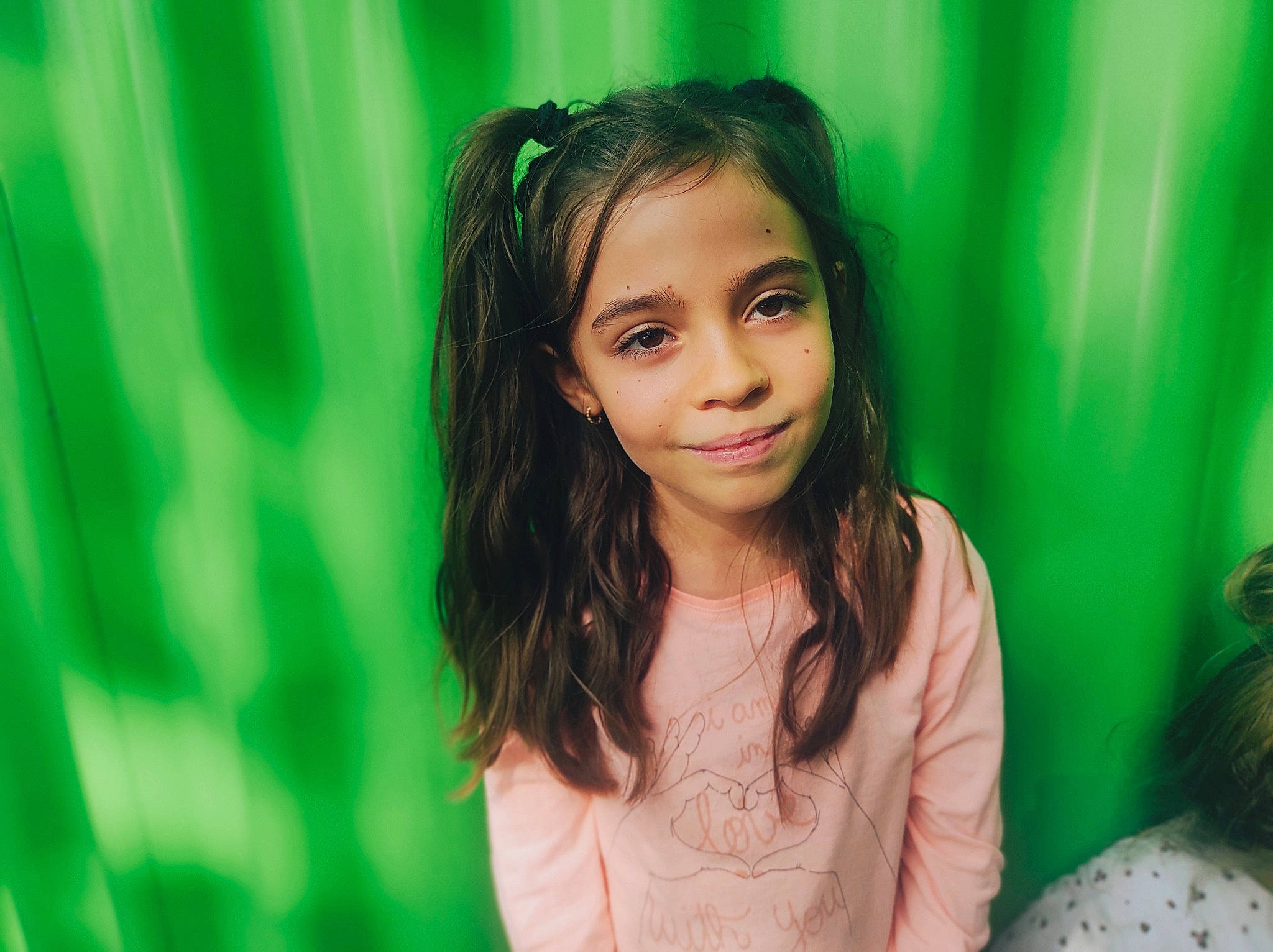 Lyesna a rejoint le concours — aidez-le/la à gagner de superbes lots ! beauty, black_hair, brown_hair, child, event, eyelash, facial_expression, flash_photography, fun, grass, green, happy, iris, joy, leisure, lip, long_hair, people_in_nature, person, skin