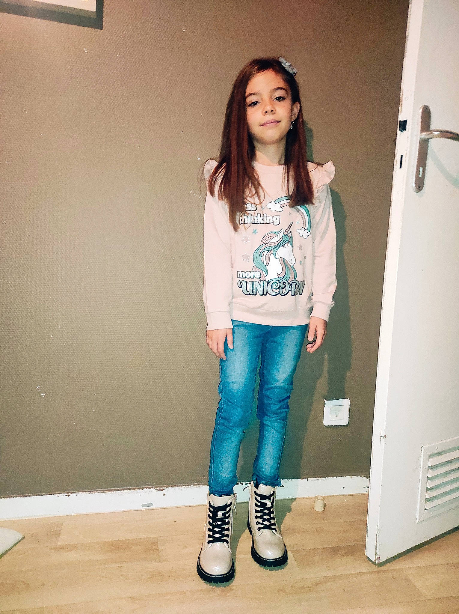 Lyesna participe au concours pour gagner de l'argent avec cette photo : cool, denim, electric_blue, fashion_design, fashion_model, flash_photography, human_leg, jeans, knee, leg, long_hair, neck, outerwear, person, shoulder, sleeve, sportswear, t_shirt, thigh, trunk