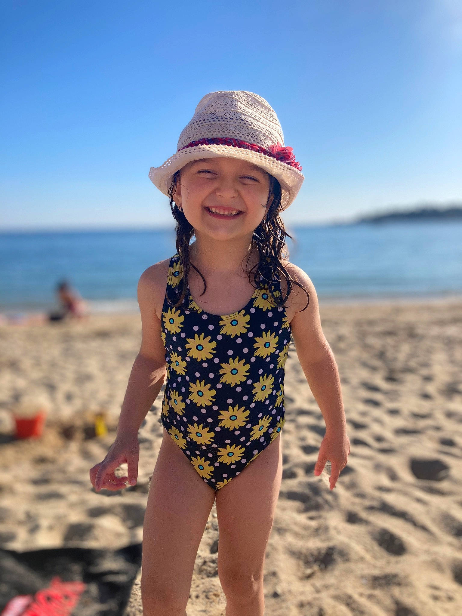 Amanda participe au concours pour gagner de l'argent avec cette photo : beach, blond, cap, fun, happy, hat, headgear, headwear, joy, one_piece_swimsuit, people_on_beach, person, sand, shore, sky, smile, summer, sun_hat, swimwear, thigh