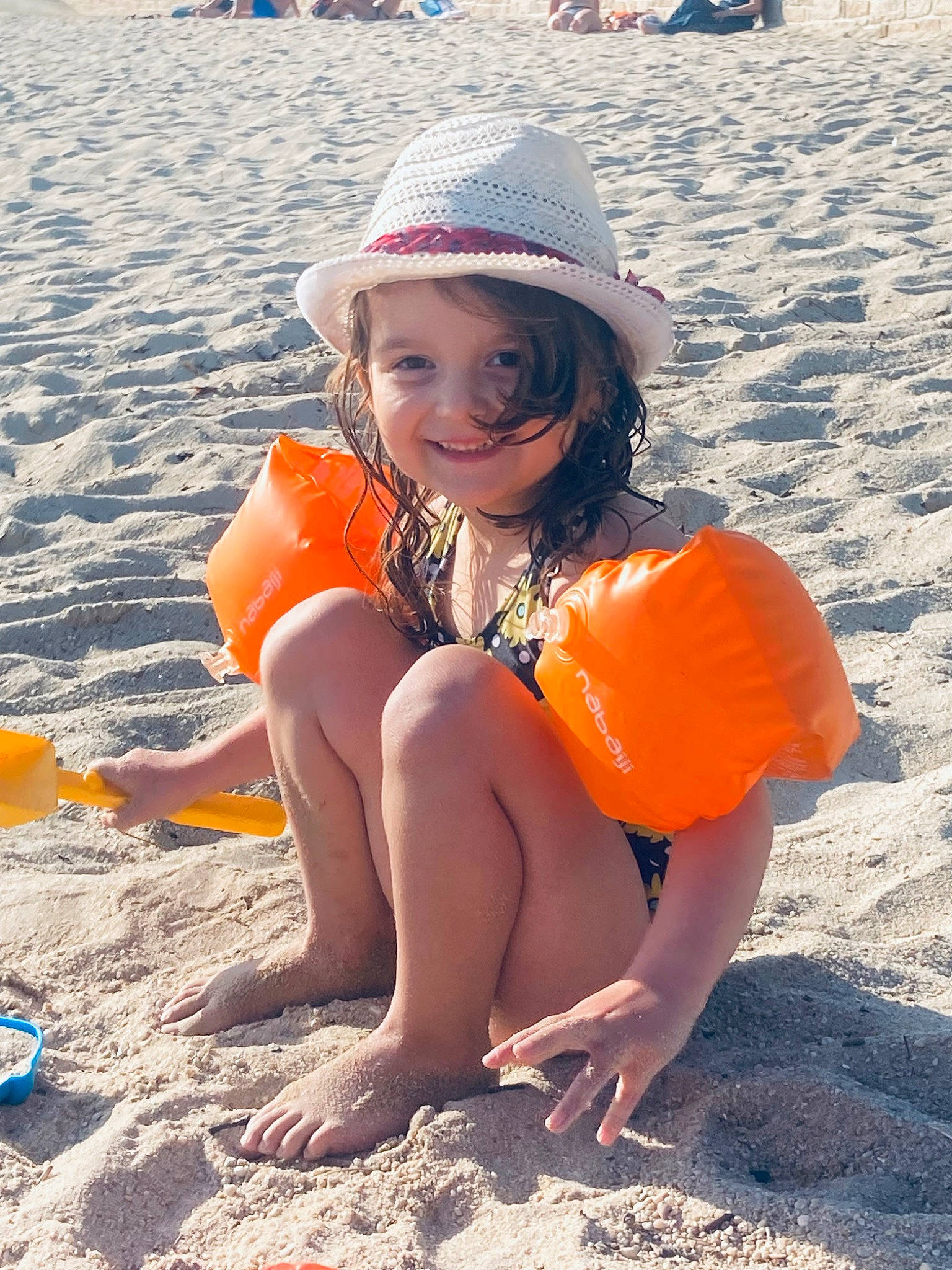 Amanda participe au concours pour gagner de l'argent avec cette photo : beach, body_of_water, clothing, cool, fun, happy, hat, headgear, joy, leisure, orange, people, people_in_nature, people_on_beach, person, smile, summer, sun_hat, sunlight, thigh