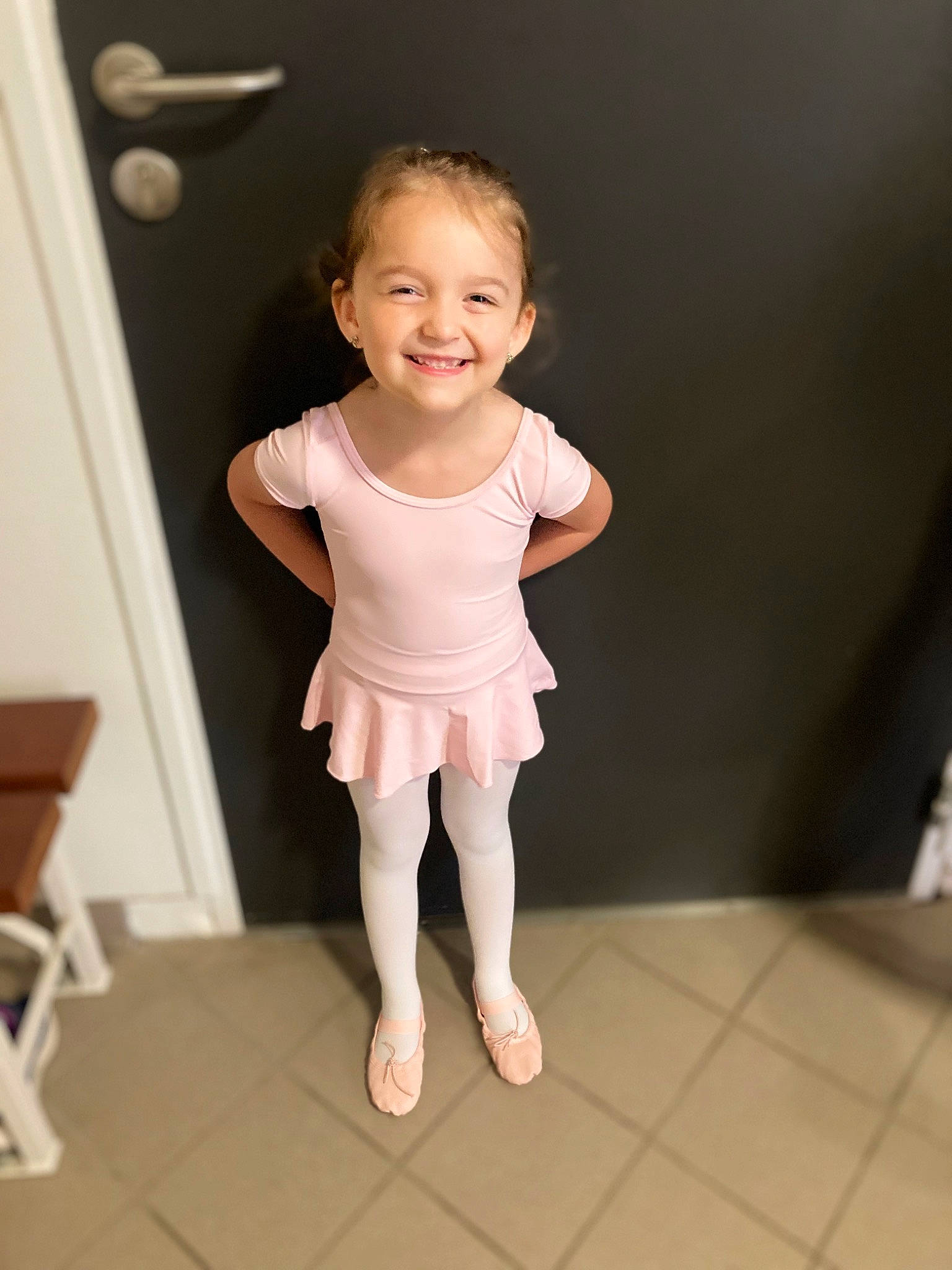 Amanda participe au concours pour gagner de l'argent avec cette photo : arm, baby_toddler_clothing, cheek, chin, eye, face, finger, floor, flooring, gesture, hair, happy, human_body, joint, joy, person, shoulder, skin, sleeve, smile
