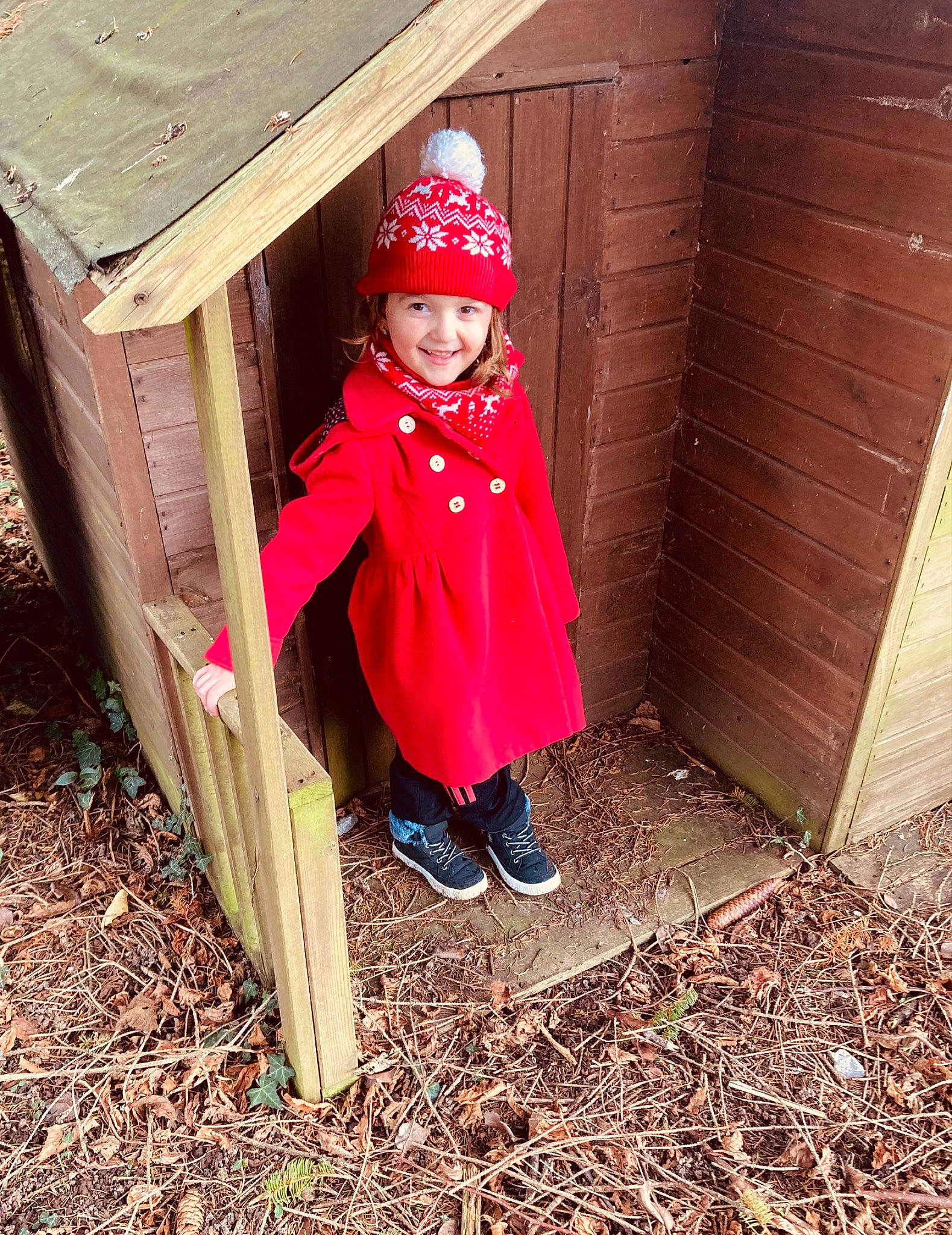 Amanda a rejoint le concours — aidez-le/la à gagner de superbes lots ! boot, cap, child, clothing, fun, grass, hat, headgear, headwear, house, jacket, joy, leisure, magenta, outerwear, people_in_nature, person, smile, soil, tints_and_shades