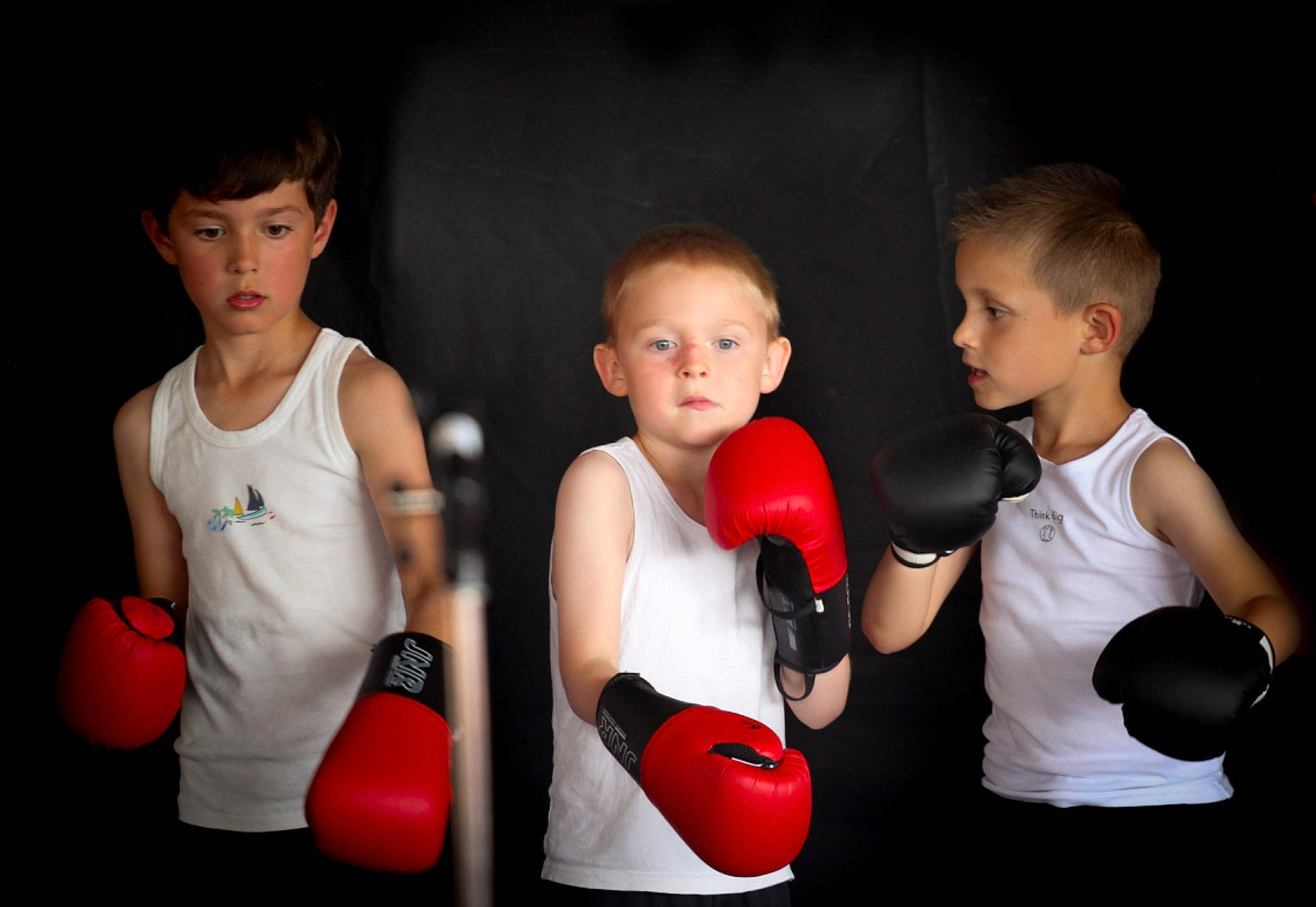 Bryan a rejoint le concours — aidez-le/la à gagner de superbes lots ! arm, boxing, boxing_equipment, boxing_glove, chest, chin, combat_sport, contact_sport, elbow, entertainment, flash_photography, fun, human_body, muscle, person, red, shorts, shoulder, striking_combat_sports, t_shirt