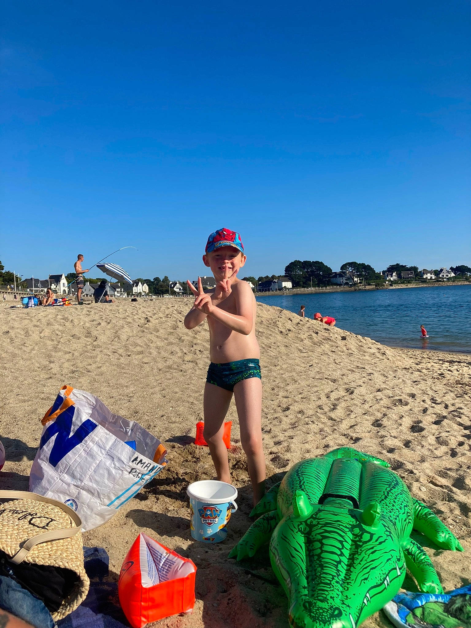 Bryan a rejoint le concours — aidez-le/la à gagner de superbes lots ! beach, brassiere, eyewear, fun, hat, headwear, holiday, joy, leisure, people_on_beach, person, sand, shorts, sky, summer, sunglasses, swimsuit_top, swimwear, thigh, travel