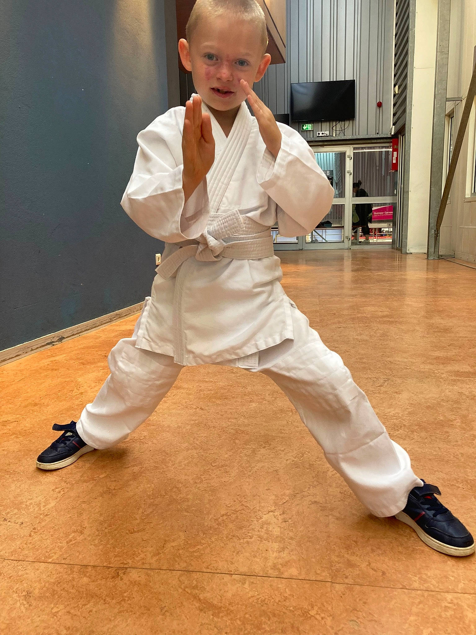Bryan a rejoint le concours — aidez-le/la à gagner de superbes lots ! combat_sport, contact_sport, fashion_design, flooring, foot, formal_wear, hardwood, japanese_martial_arts, knee, martial_arts, martial_arts_uniform, person, shoe, sleeve, sports, sports_uniform, sportswear, thigh, thumb, uniform