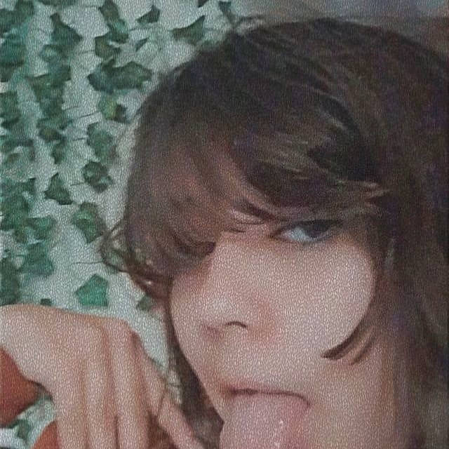 Lizzy is registered to the contest to win money with this photo: bangs, brown_hair, cheek, chest, eyelash, feathered_hair, flesh, forehead, fun, gesture, happy, jaw, layered_hair, lip, neck, nose, pattern, person, selfie, step_cutting