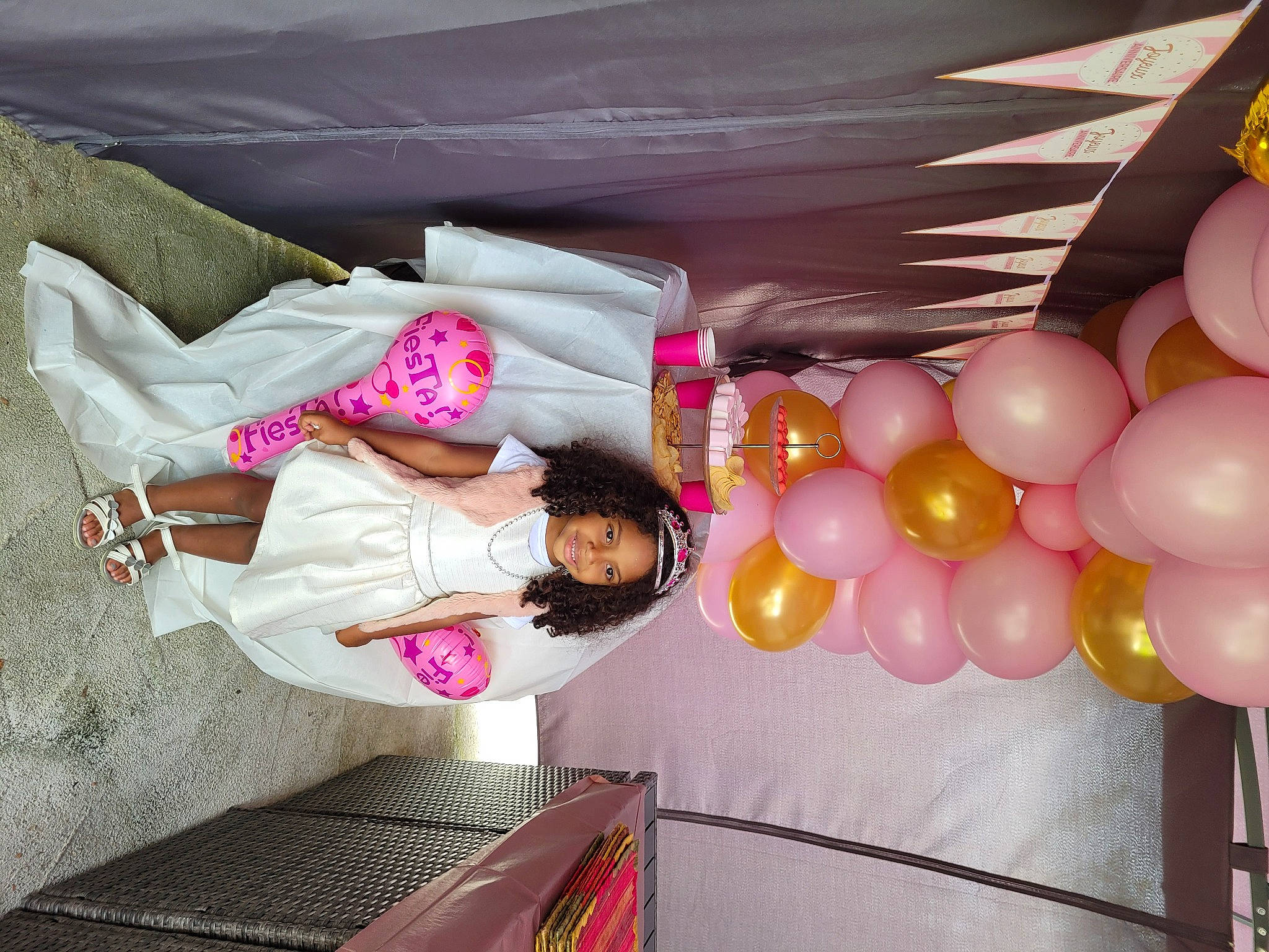 Hénoyie participe au concours pour gagner de l'argent avec cette photo : baby_products, baby_safety, baby_toddler_clothing, balloon, child, comfort, decoration, event, fun, happy, human_body, joy, leisure, linens, magenta, party_supply, person, pink, recreation, room