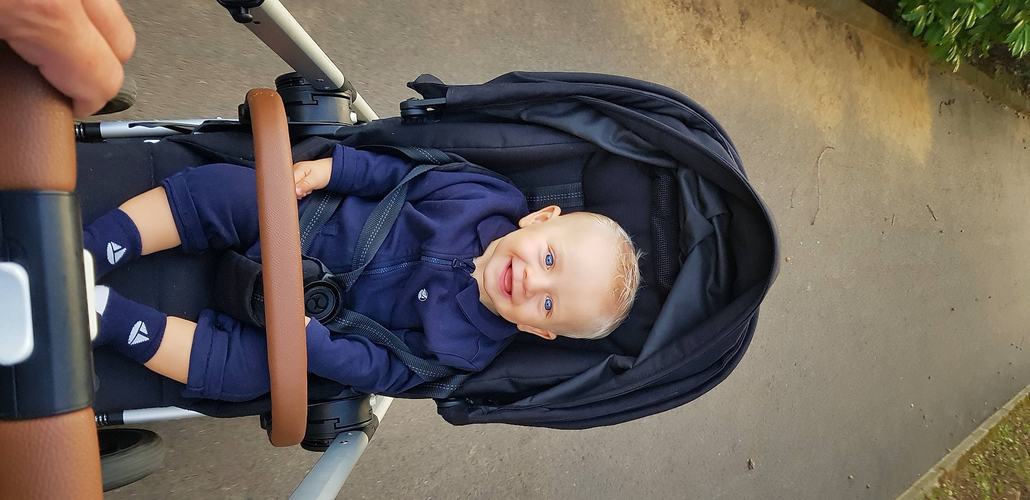 Livio participe au concours pour gagner de l'argent avec cette photo : auto_part, baby, baby_carriage, baby_products, child, comfort, electric_blue, fun, human_leg, joy, knee, leisure, person, personal_protective_equipment, recreation, sitting, smile, toddler, travel, tree