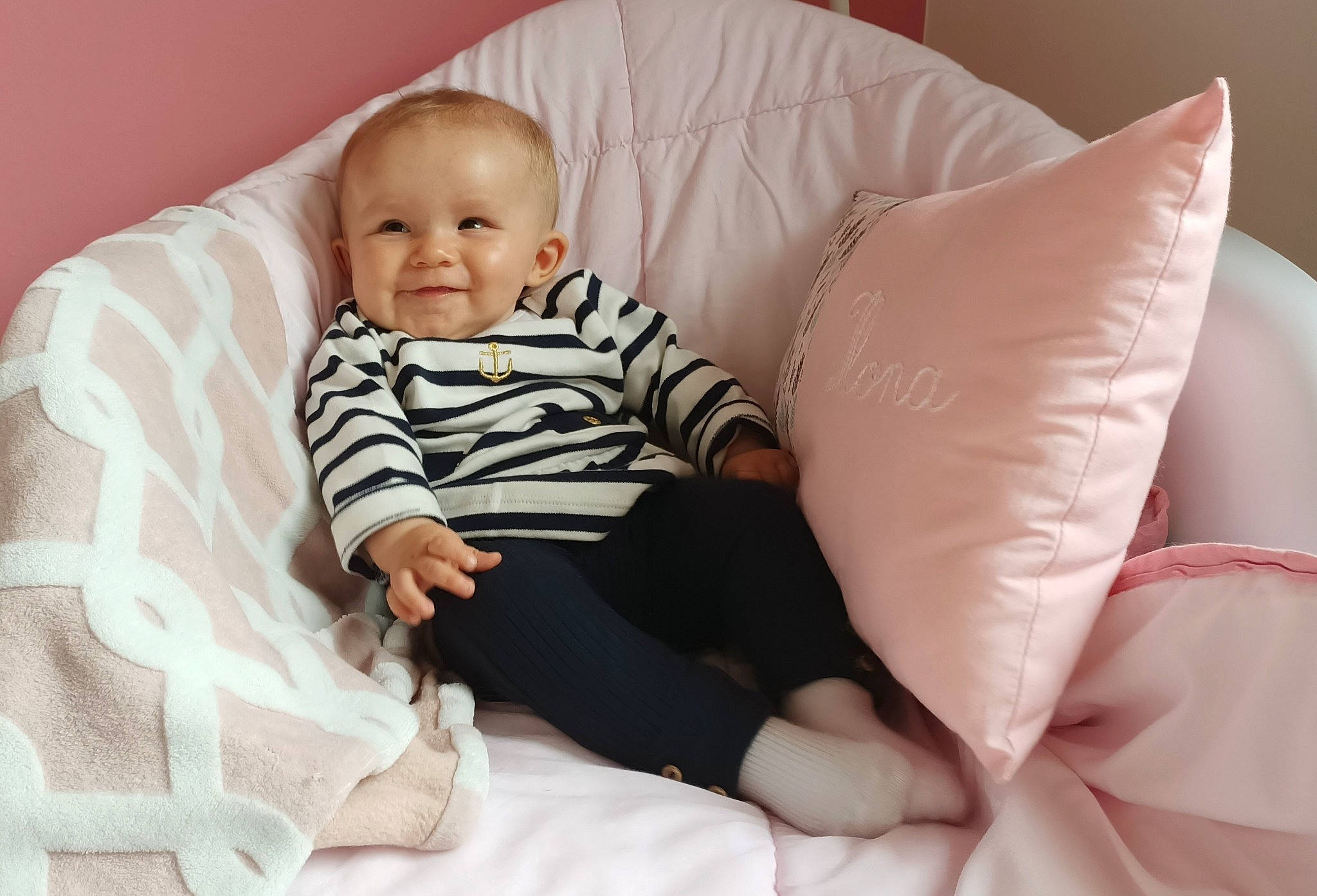 Ilona a rejoint le concours — aidez-le/la à gagner de superbes lots ! baby, baby_sleeping, bedding, blanket, child, comfort, furniture, joy, linens, person, pillow, pink, product, room, sitting, skin, textile, toddler
