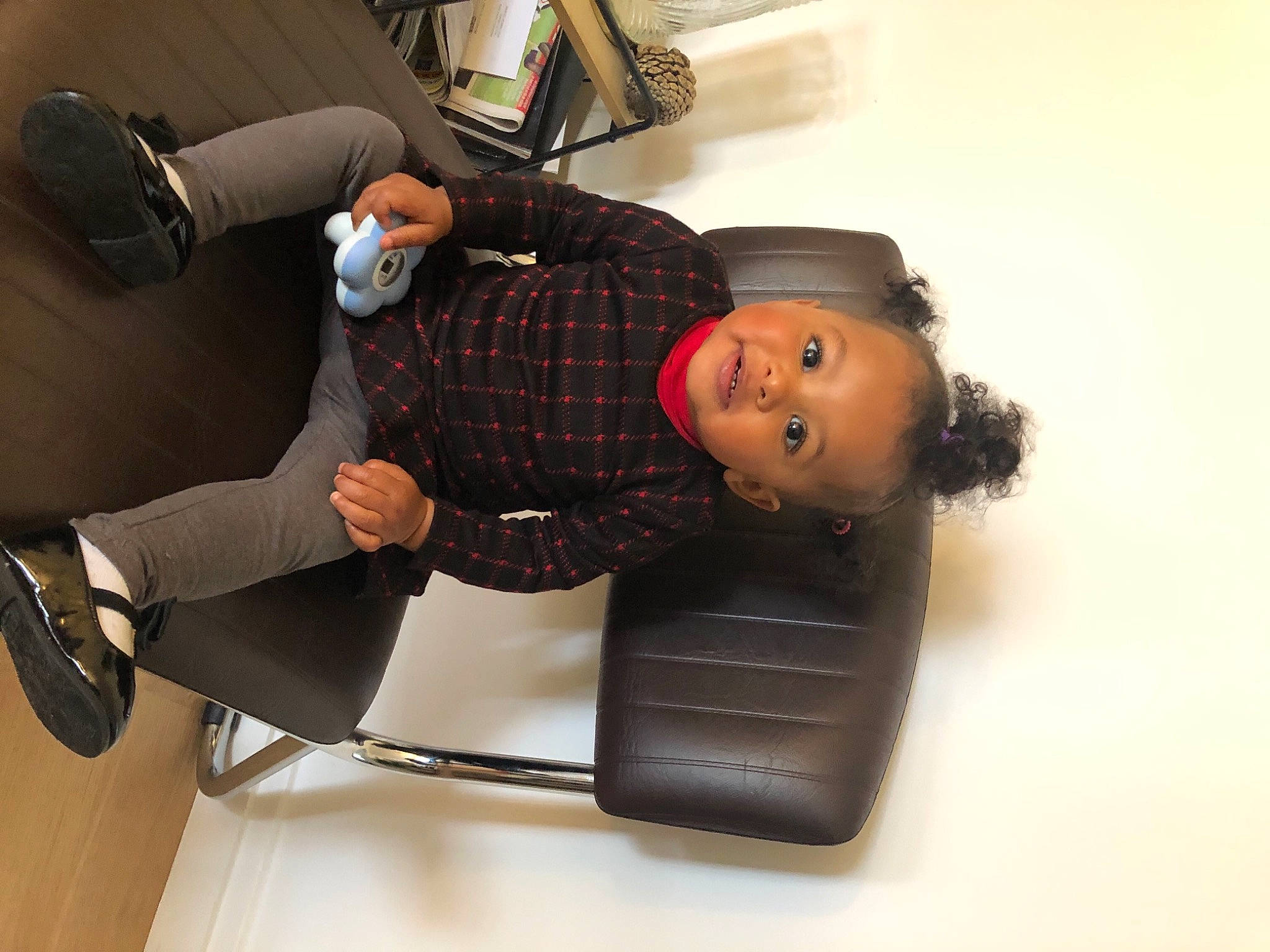 Léa a rejoint le concours — aidez-le/la à gagner de superbes lots ! audio_equipment, automotive_design, automotive_wheel_system, bag, car_seat, chair, child, comfort, eyewear, fashion_accessory, flooring, fun, gadget, luxury_vehicle, person, sitting, tire, toy, vehicle, vehicle_door