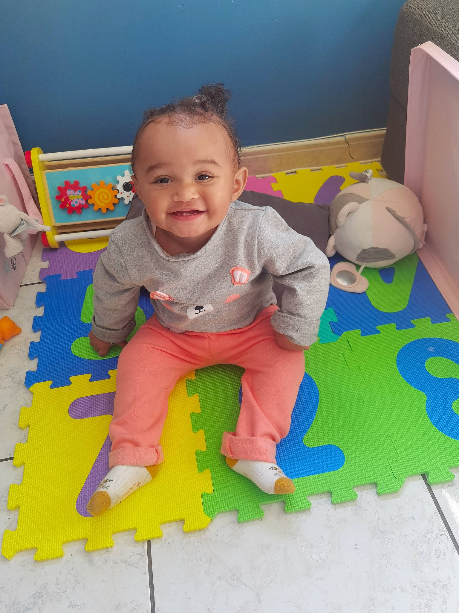 Ashley a rejoint le concours — aidez-le/la à gagner de superbes lots ! baby, baby_products, baby_toddler_clothing, baby_toys, ball, cheek, child, floor, flooring, football, fun, happy, joy, person, play, product, sitting, skin, sleeve, smile