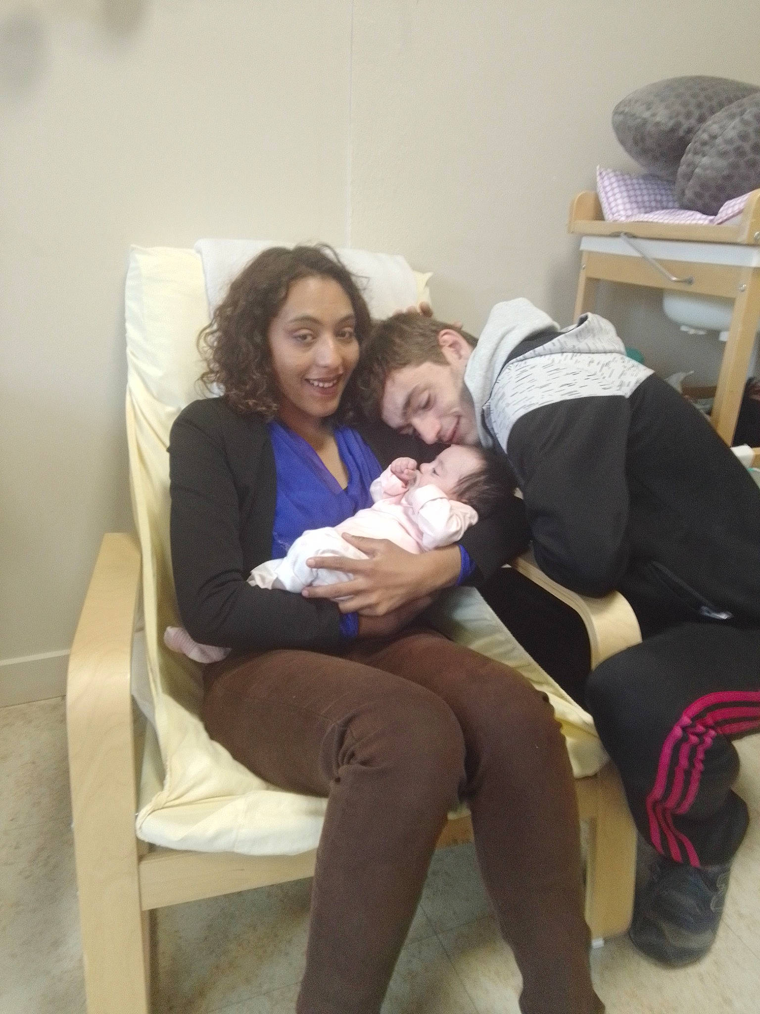 Ruby participe au concours pour gagner de l'argent avec cette photo : baby, chair, child, comfort, couch, event, fun, furniture, happy, joy, knee, lap, leg, living_room, person, room, shoulder, sitting, smile, t_shirt