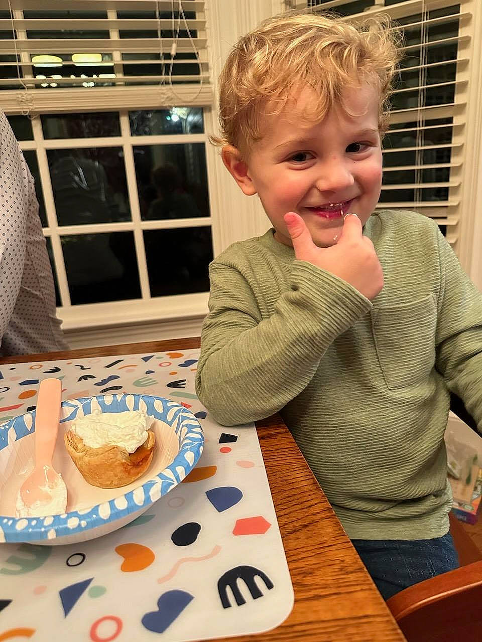 Kayden is registered to the contest to win money with this photo: baked_goods, cake, cake_decorating, cake_decorating_supply, chair, cooking, cuisine, dishware, food, icing, ingredient, joy, person, plate, serveware, sharing, smile, sugar_cake, t_shirt, table