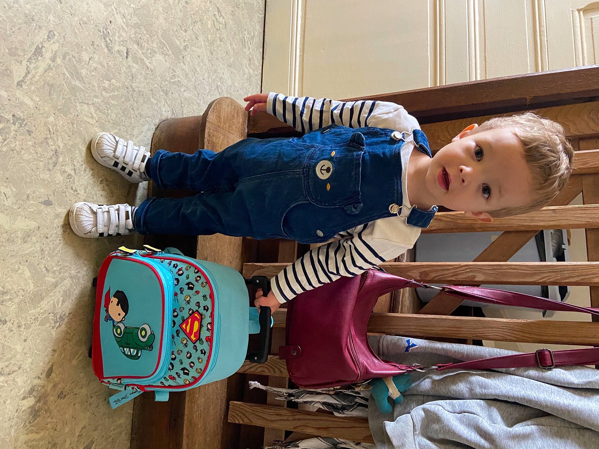 Tiago participe au concours pour gagner de l'argent avec cette photo : baby, baby_toddler_clothing, carmine, child, electric_blue, footwear, hat, human_leg, pattern, person, shoe, sitting, sleeve, smile, street_fashion, textile, toddler, travel, walking_shoe, wood