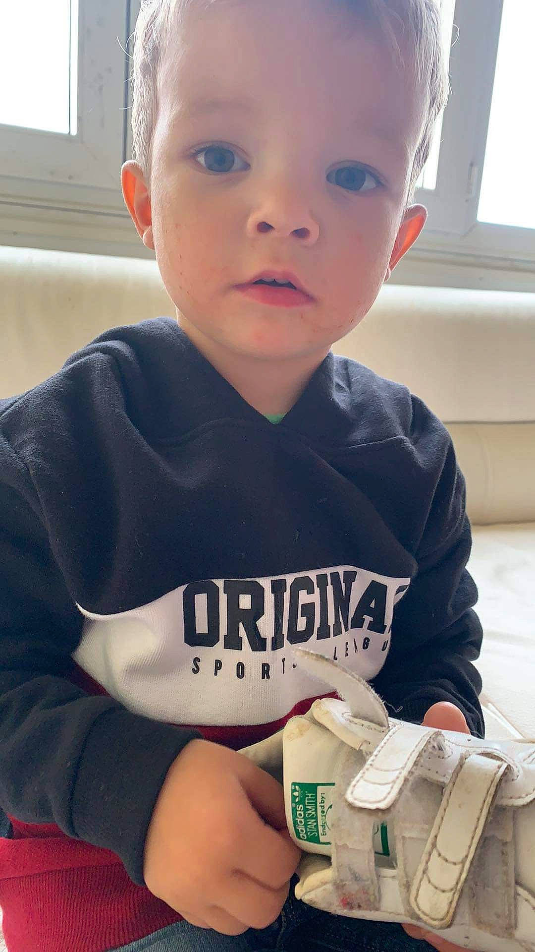 Tiago a rejoint le concours — aidez-le/la à gagner de superbes lots ! arm, baby, baby_toddler_clothing, blue, cheek, chin, finger, hairstyle, hand, happy, nose, organ, person, product, skin, sleeve, t_shirt, toddler, white, window