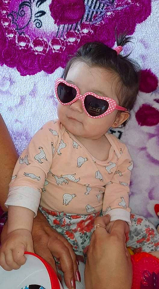 Anais participe au concours pour gagner de l'argent avec cette photo : baby_toddler_clothing, cheek, eyewear, face, glasses, goggles, hairstyle, head, human_body, lip, mouth, person, pink, product, purple, skin, sleeve, sunglasses, textile, violet